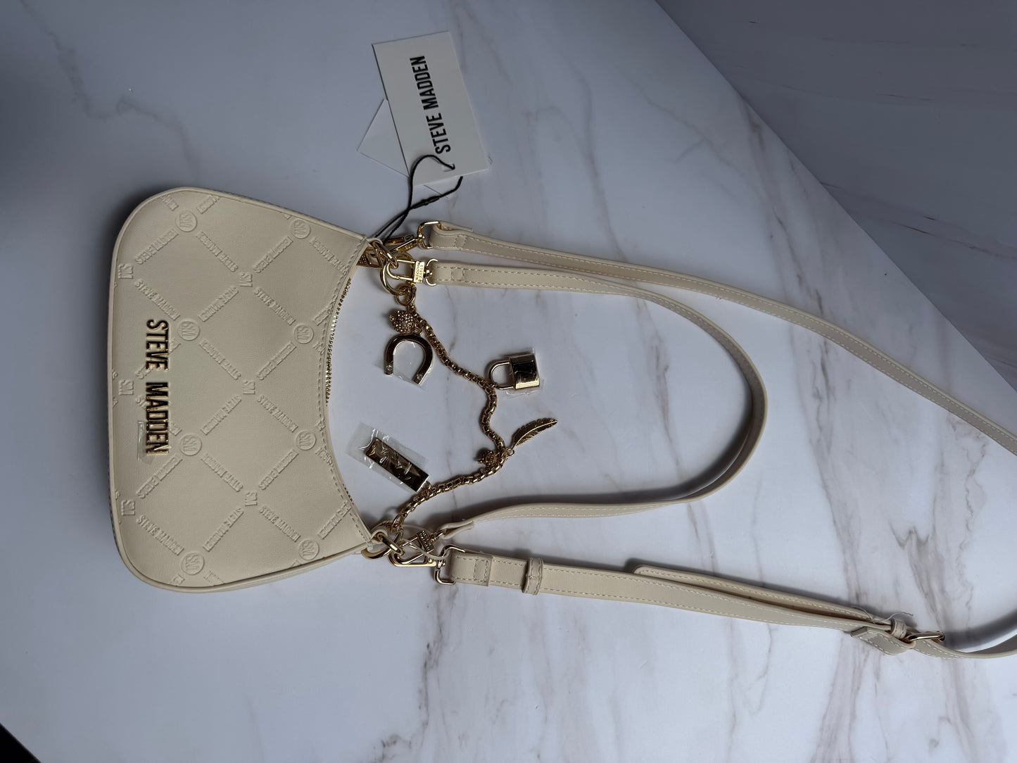 Crossbody STEVE MADDEN-Color Crema con charms