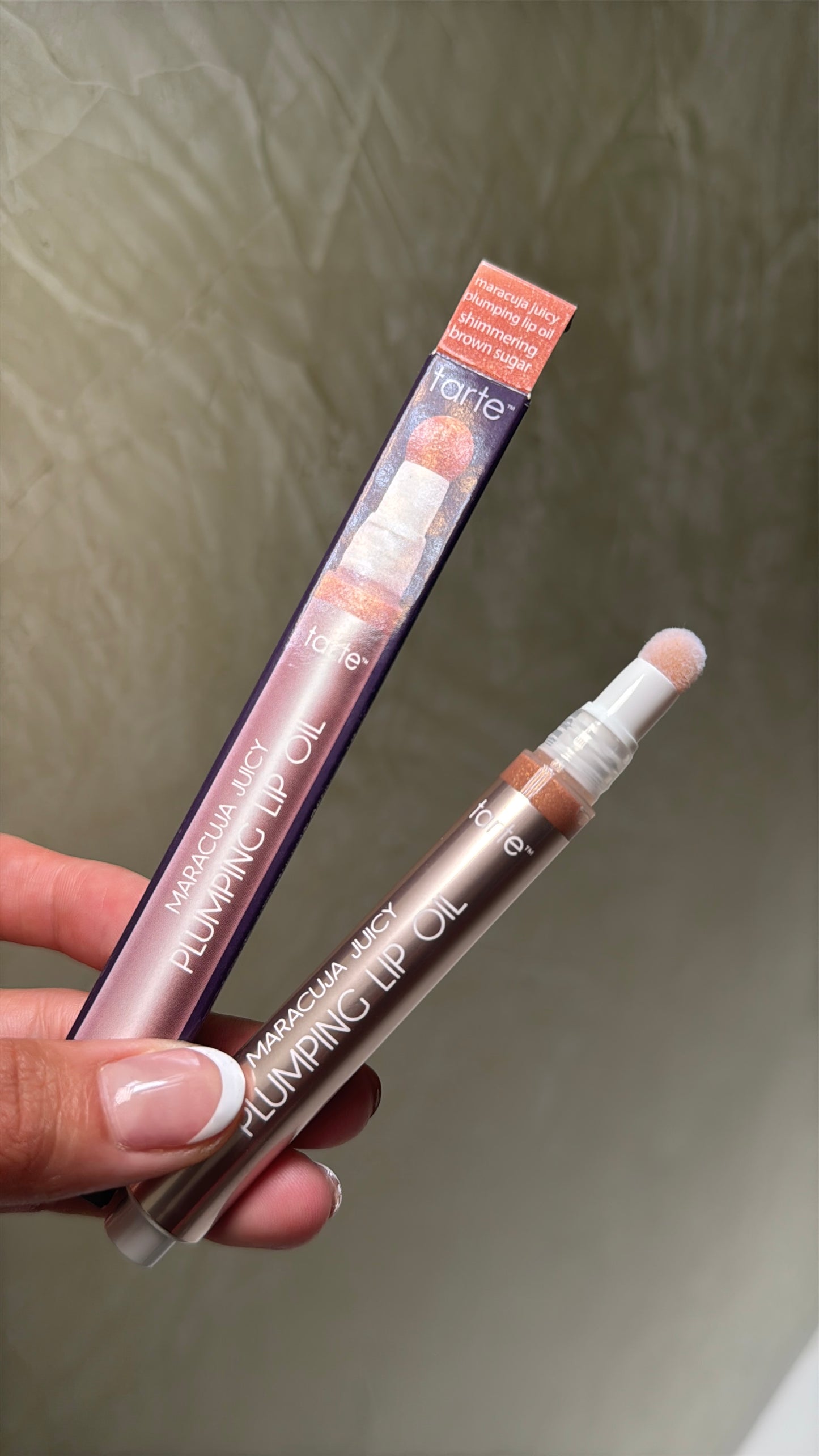 Maracuja juicy plumping lip oil- Tarte tono Shimmering Brown Sugar
