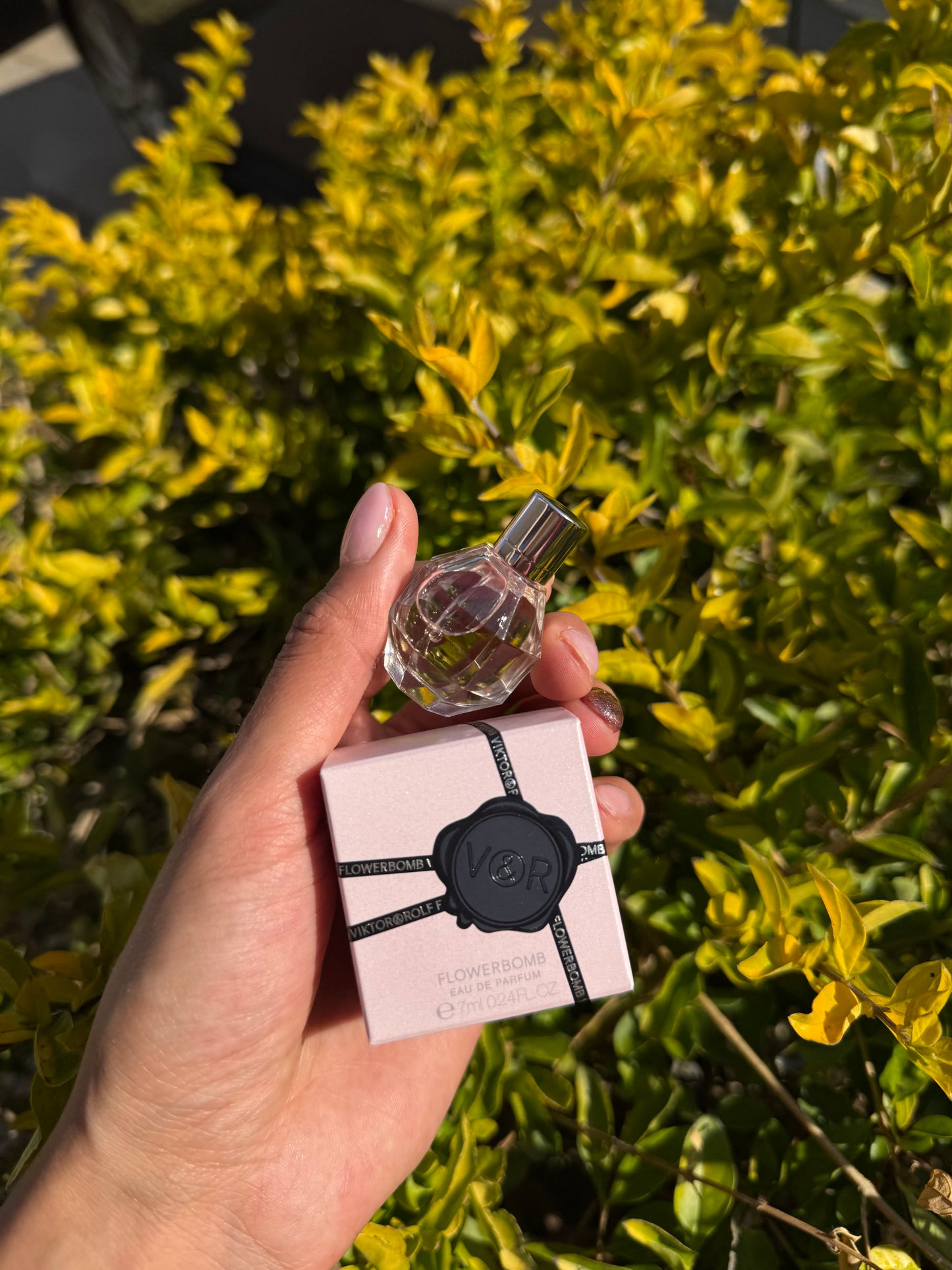 Viktor&Rolf Flowerbomb Eau de Parfum with Vanilla, Jasmine, and Rose. 7ml