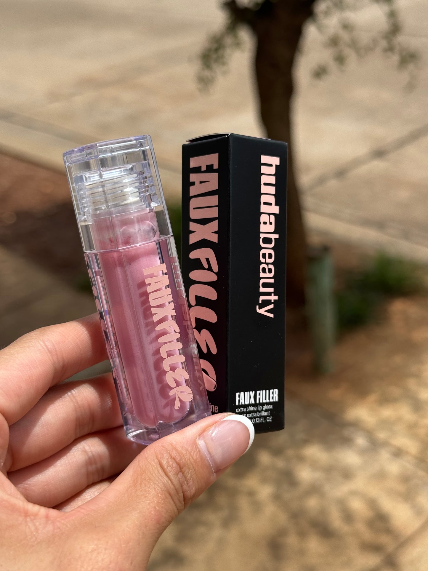 HUDA BEAUTY
Faux Filler Shiny Non-Sticky Lip Gloss Tono- UUU-BABY