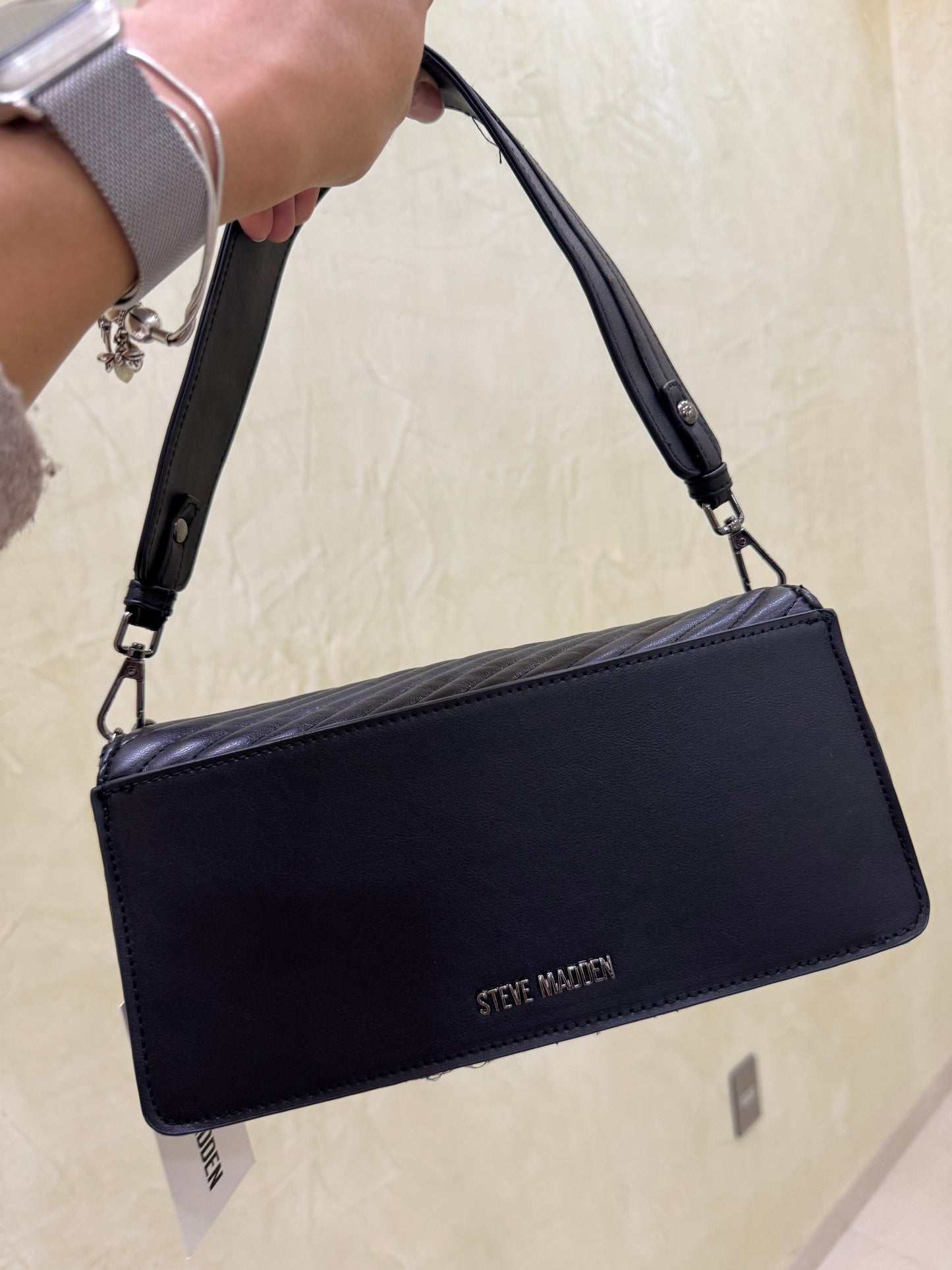 Shoulder Bag Steve Madden Negra con charms
