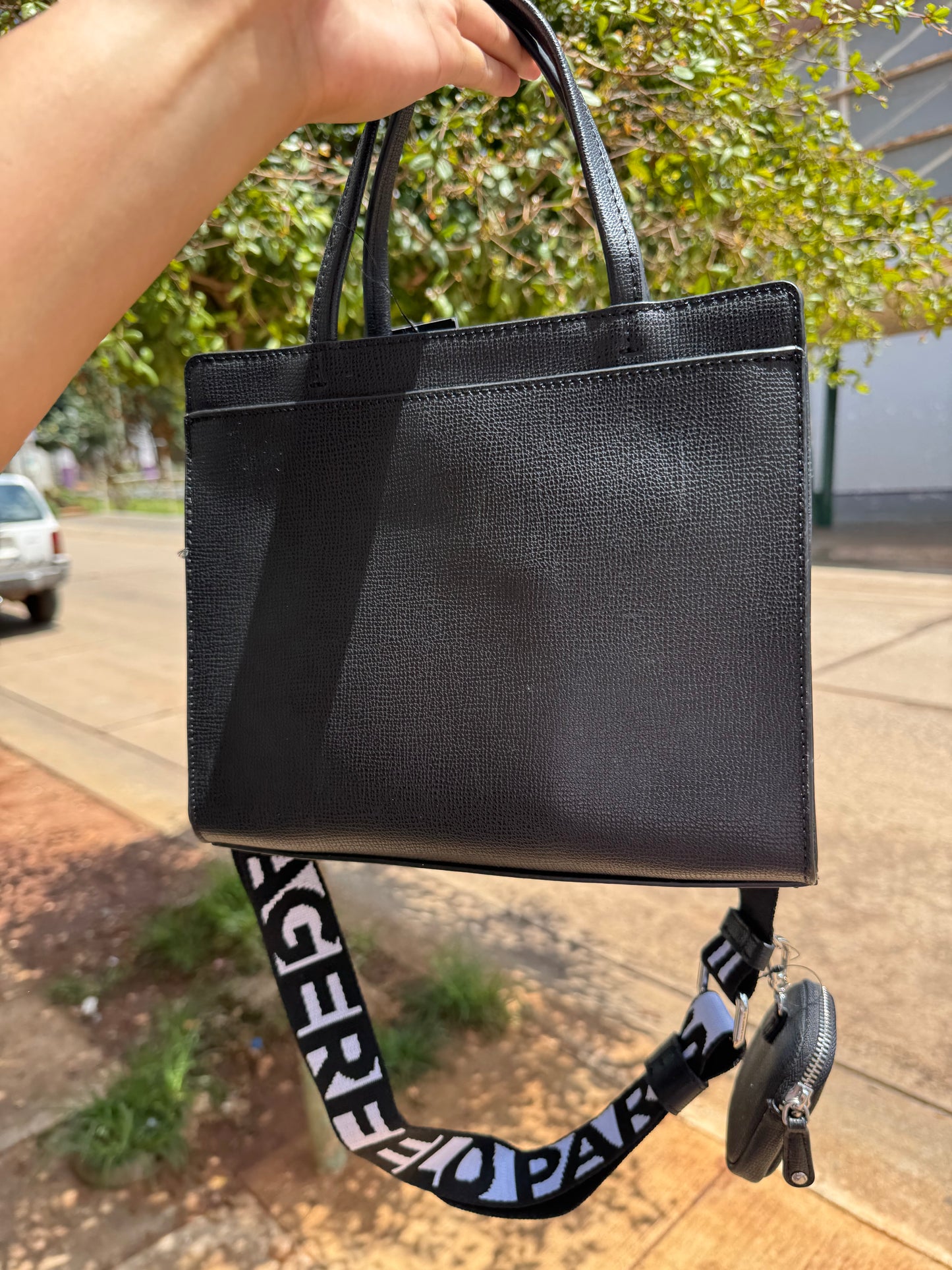 Crossbody Karl Lagerfeld con Strap grueso Negra