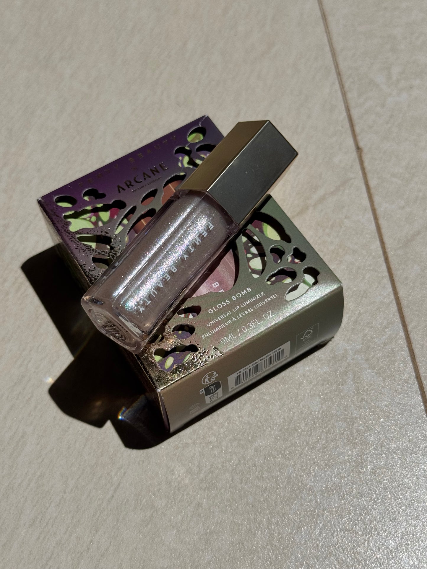FENTY BEAUTY- Gloss Bomb Universal Lip Luminizer Tono: Morphic Melt