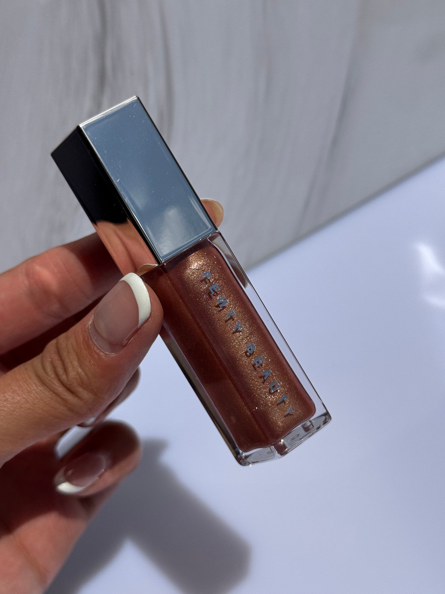 Gloss Luminizer Fenty Beauty Tono- CAKE SHAKE (sin caja)