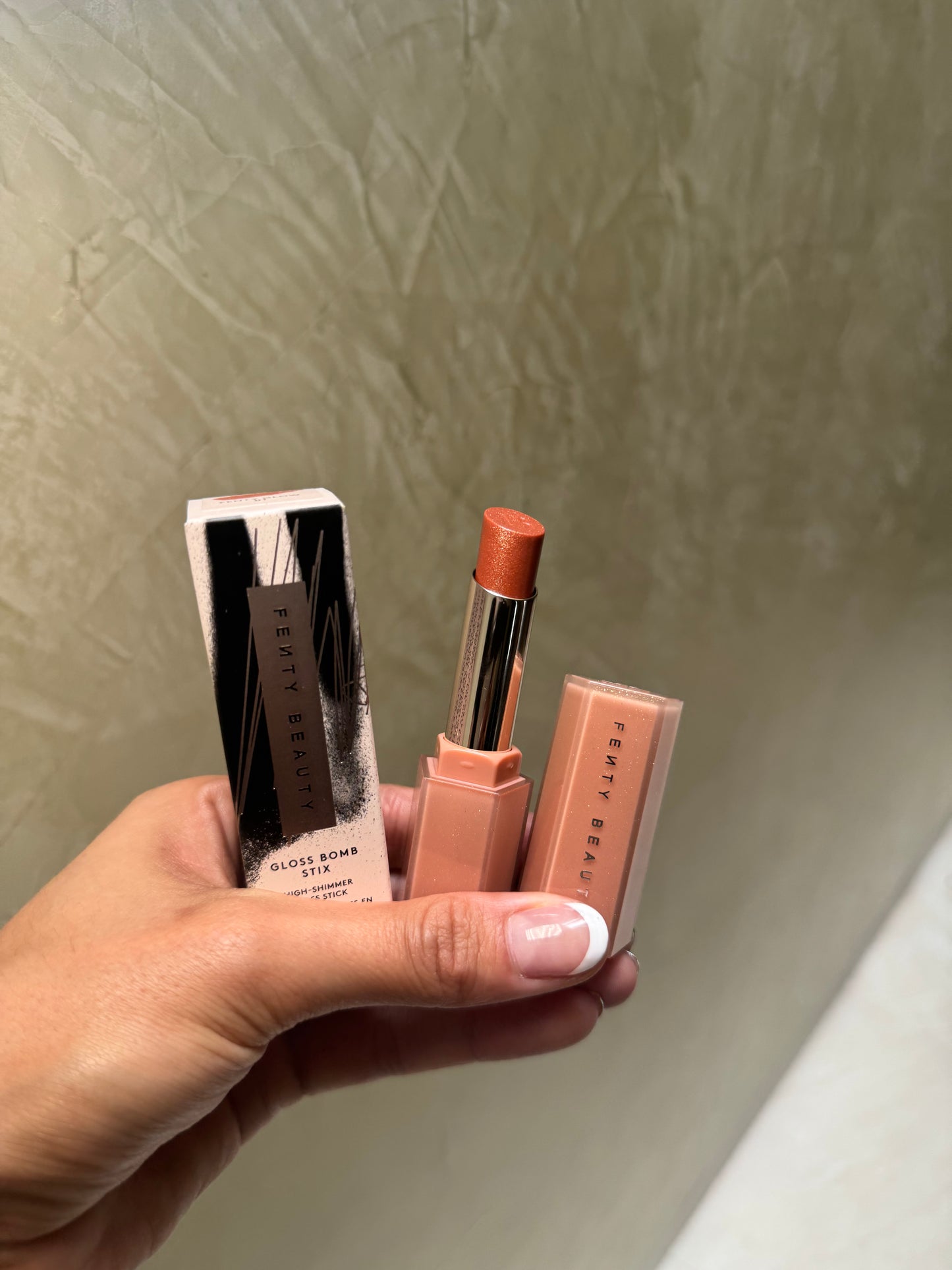 FENTY BEAUTY by Rihanna
Gloss Bomb Stix High-Shimmer Gloss Stick TONO- FENTY GLOW 01