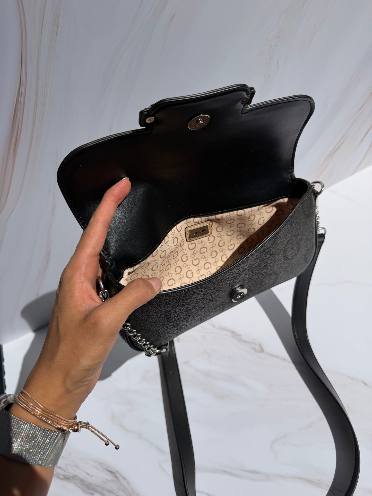 Crossbody GUESS Negra con logo