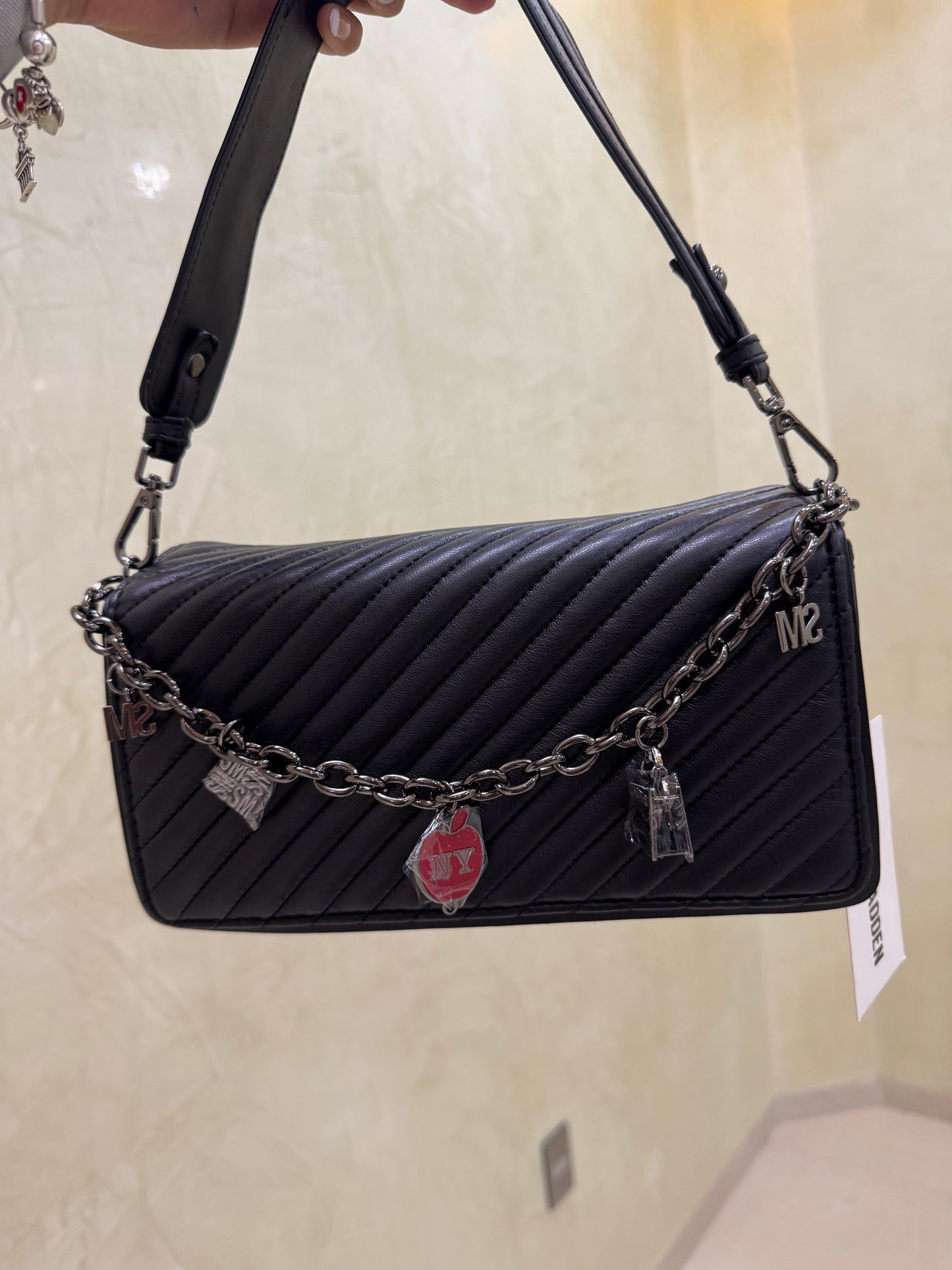 Shoulder Bag Steve Madden Negra con charms