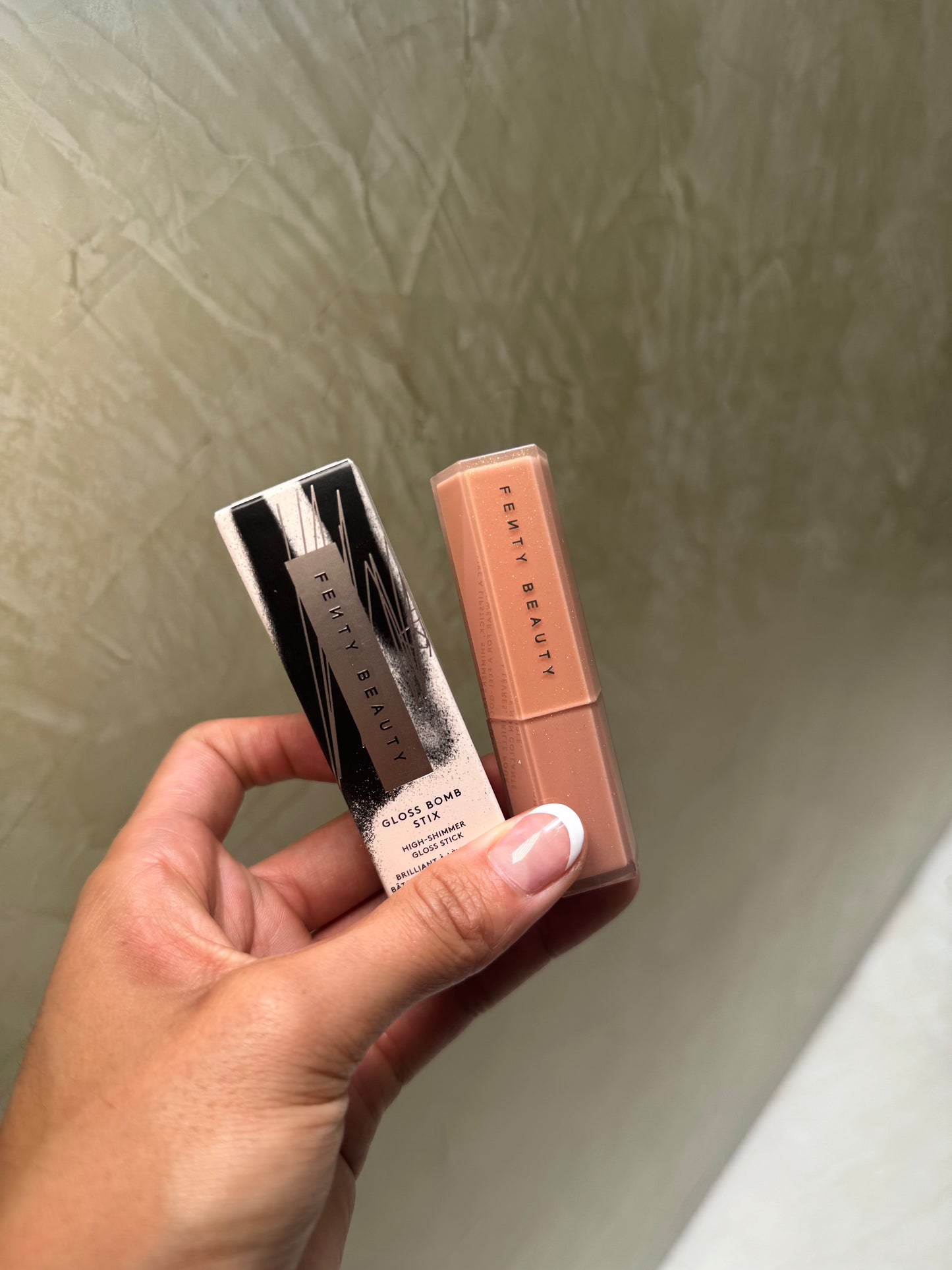 FENTY BEAUTY by Rihanna
Gloss Bomb Stix High-Shimmer Gloss Stick TONO- FENTY GLOW 01