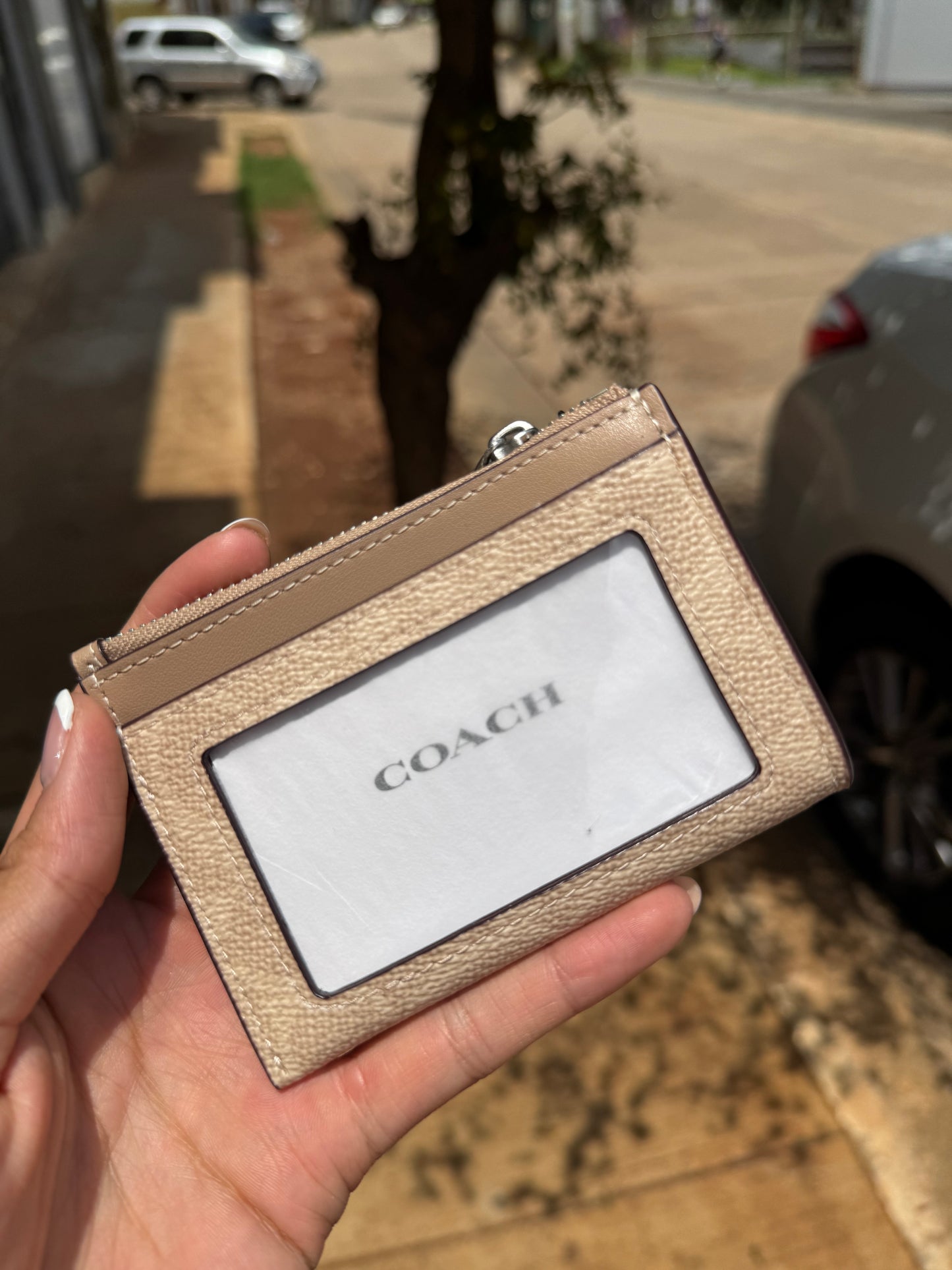 Tarjetero Coach Beige con Logo