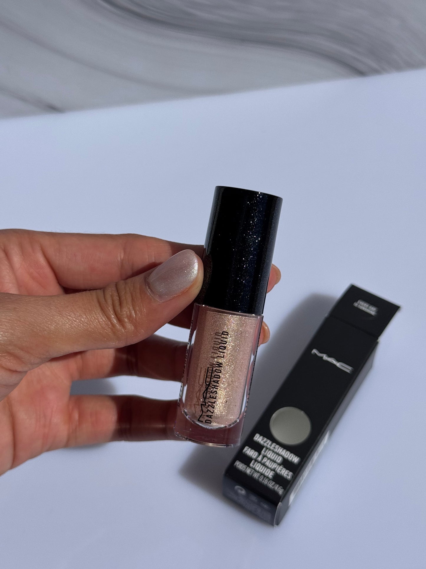 Sombra Líquida MAC tono Every Day Is Sunshine