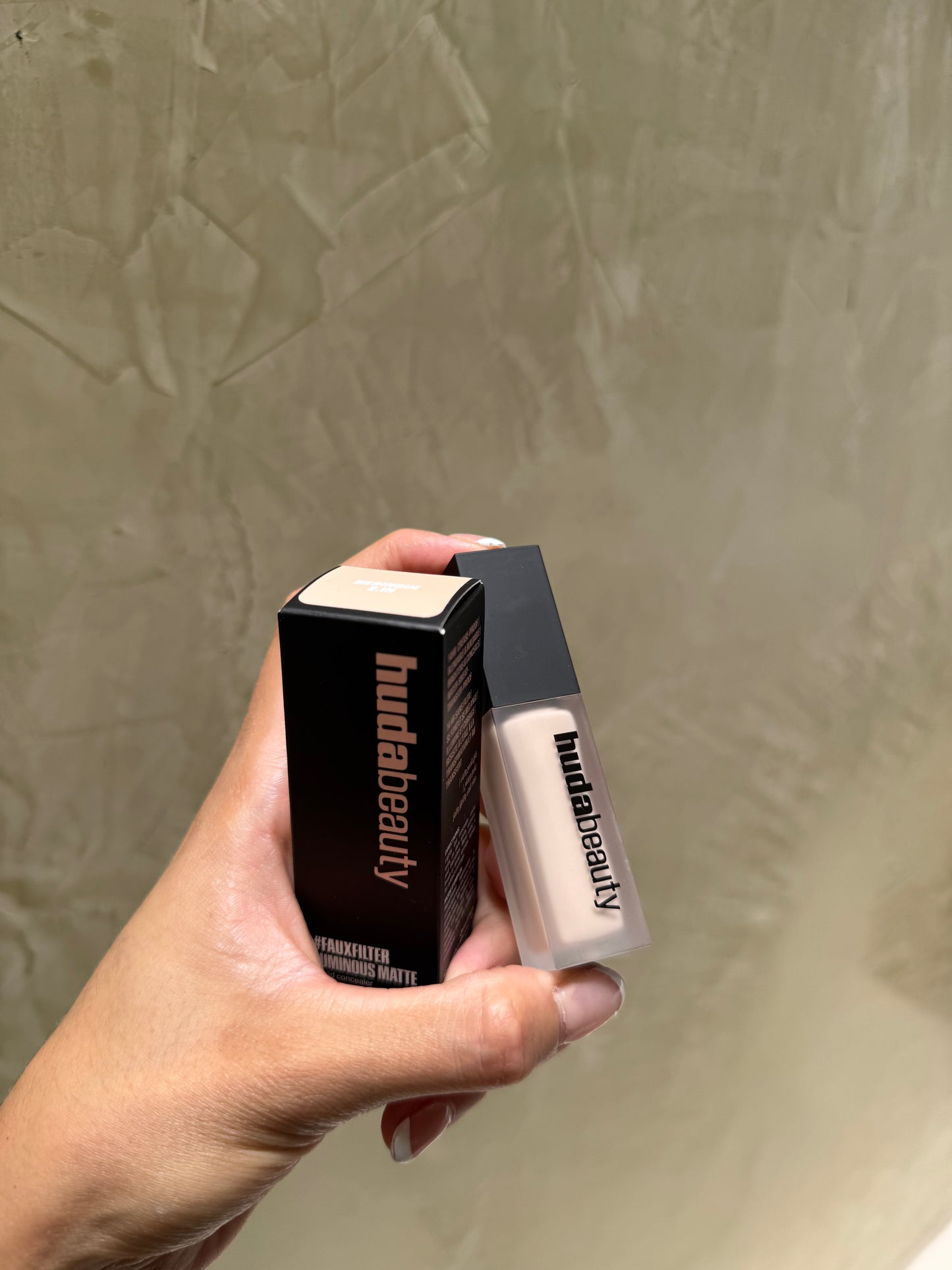HUDA BEAUTY
#FauxFilter Matte Buildable Coverage Waterproof Concealer Tono- 2.1N Meringue