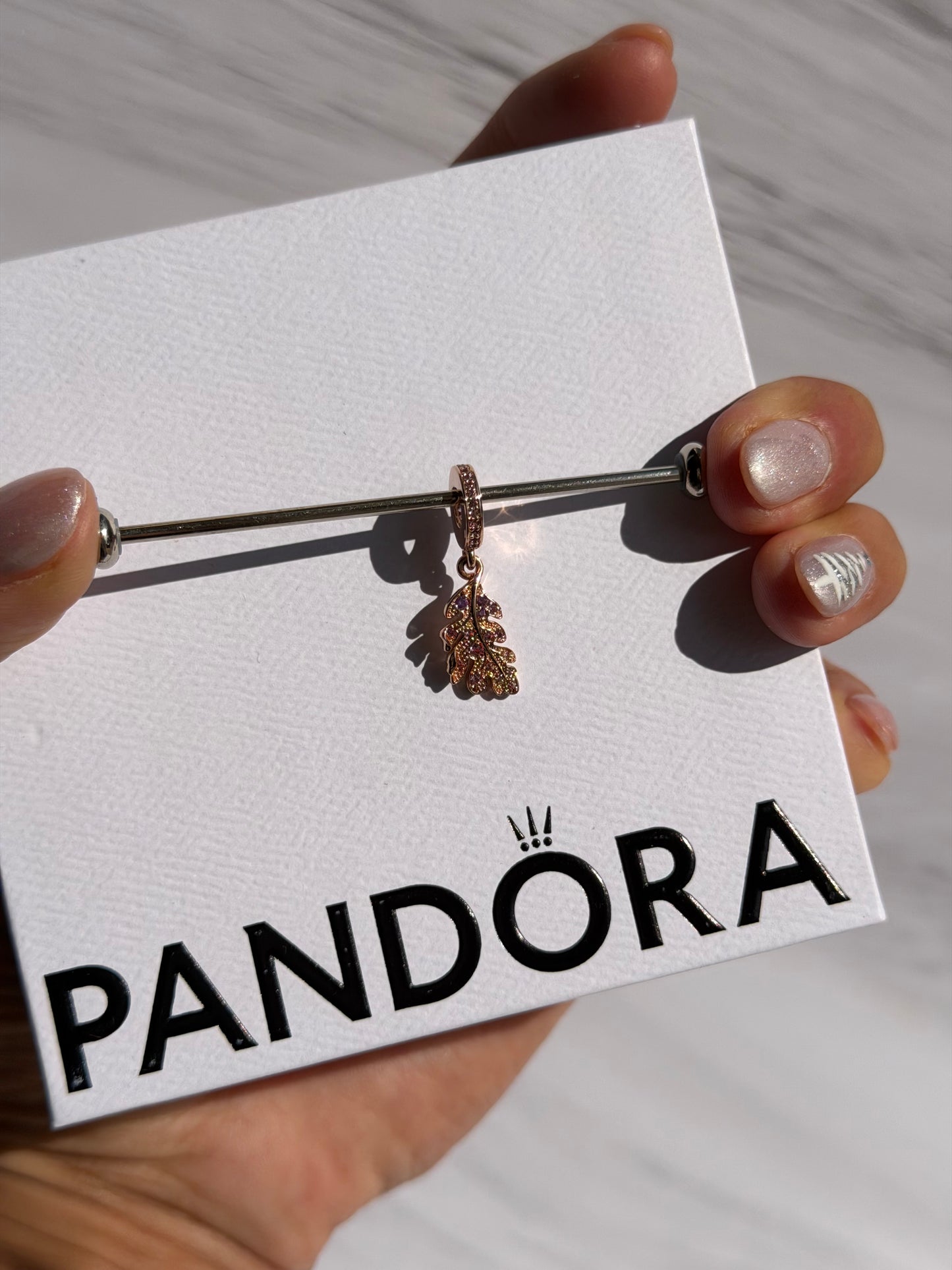 Charm colgante pluma con piedras lilas en oro rosado PANDORA ESPAÑA