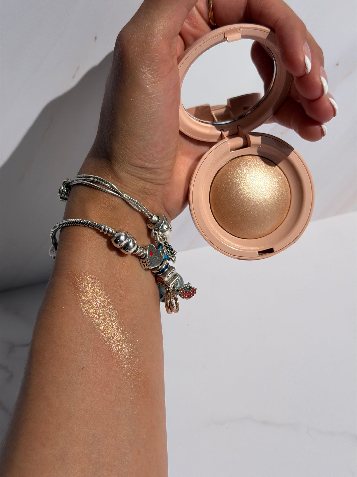 Positive Light Silky Touch Highlighter Rare Beauty tono EXHILARATE