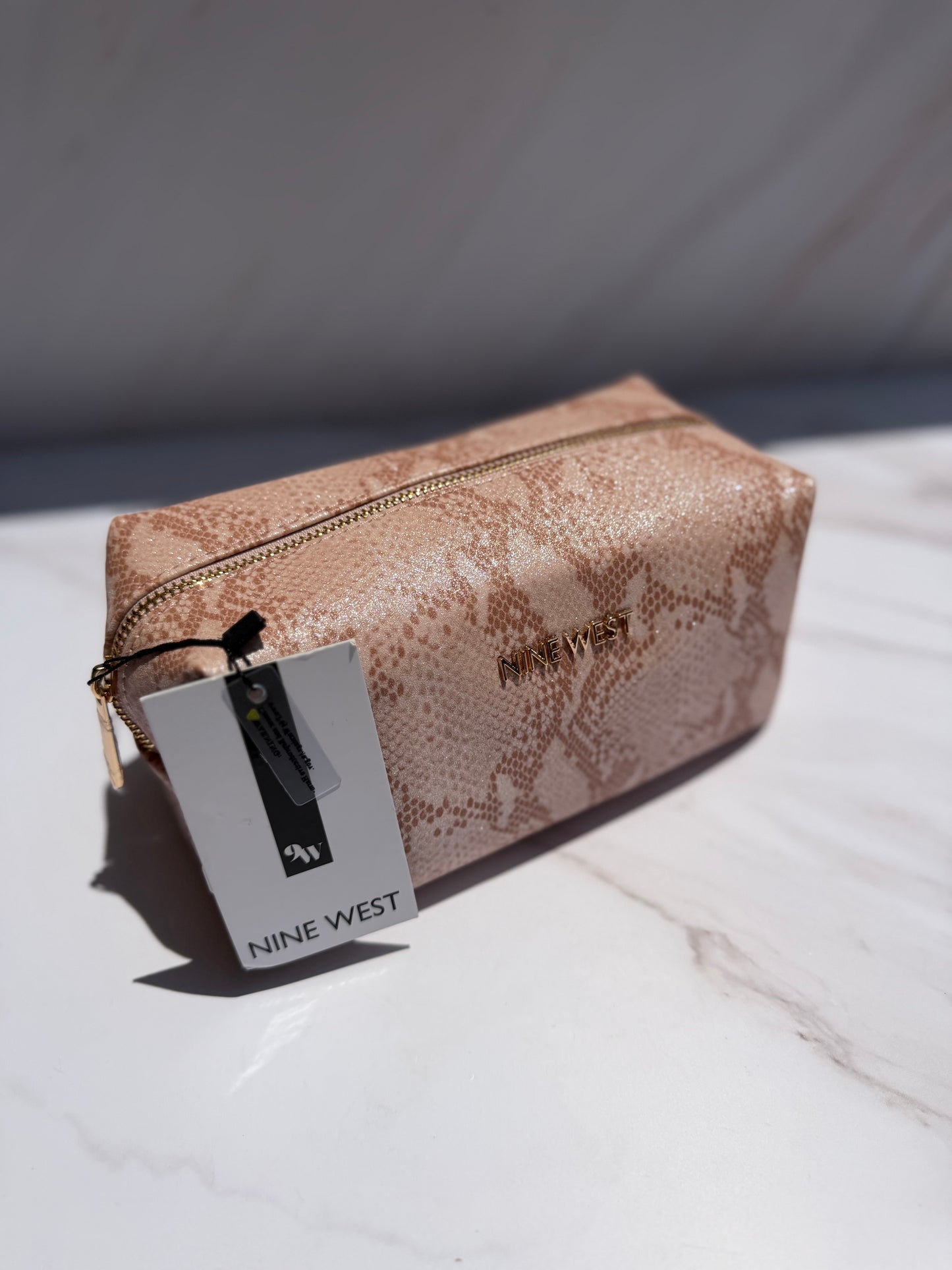 Cosmetiquera Nine West- estampado de serpiente color rosa