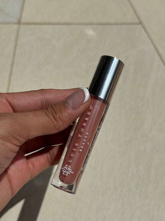 Gloss LUIS TORRES X Beauty Creations tono We Can Shine