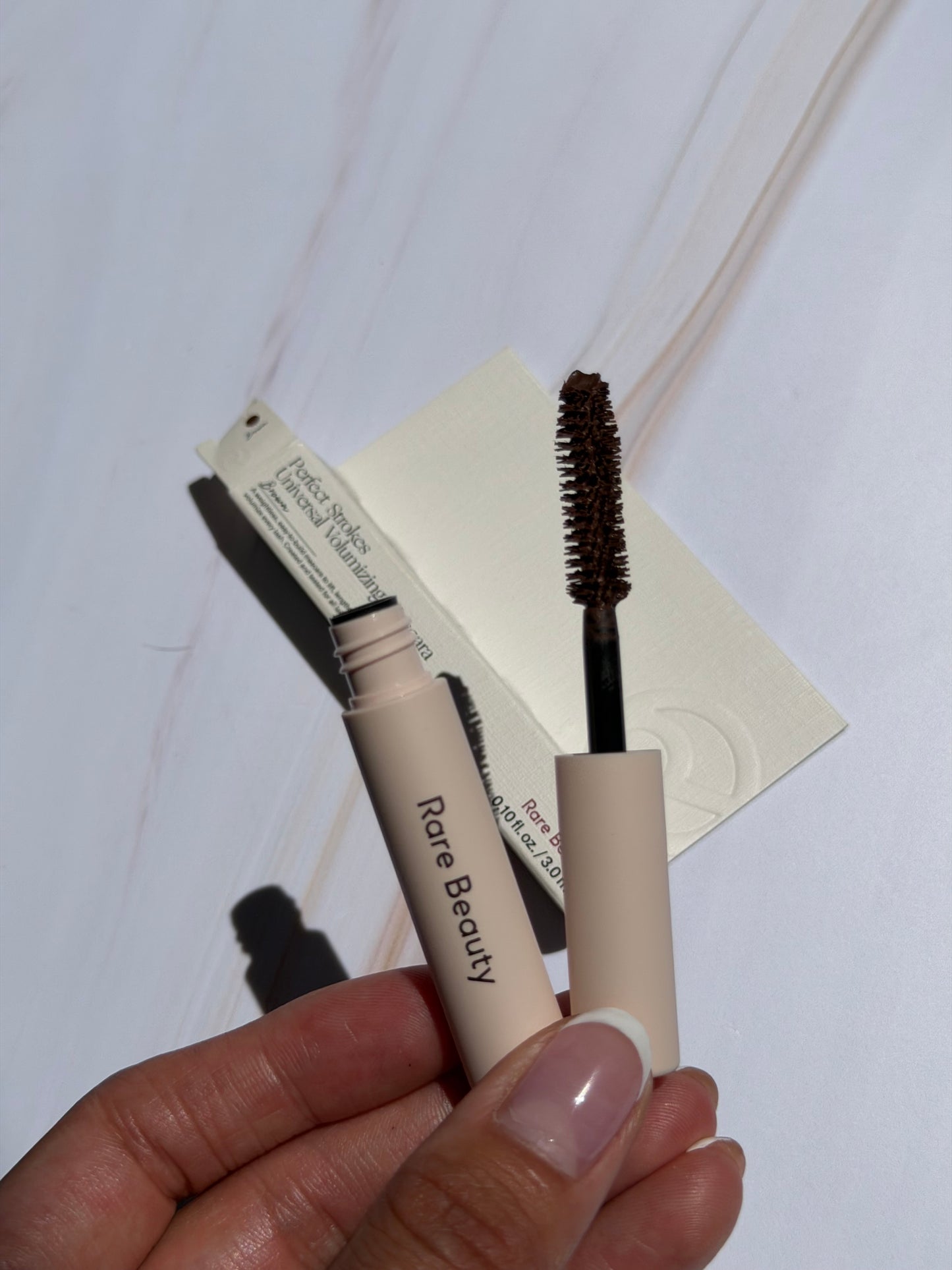 Rare Beauty by Selena Gomez- Mini Perfect Strokes Universal Volumizing Mascara tono- Brown 3.0ml