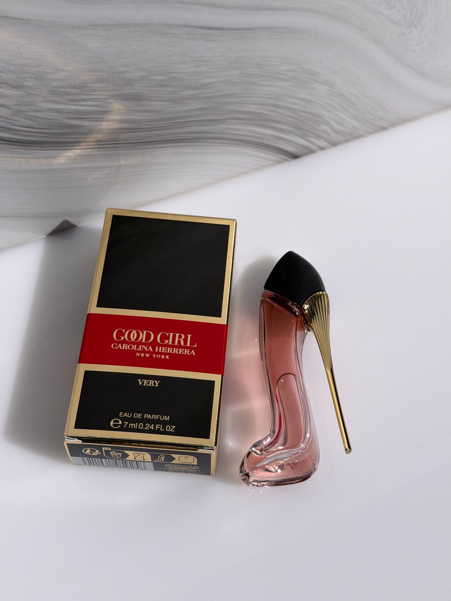 Mini Carolina Herrera Very Good Girl Eau de Parfum with Rose & Vanillai 7ml