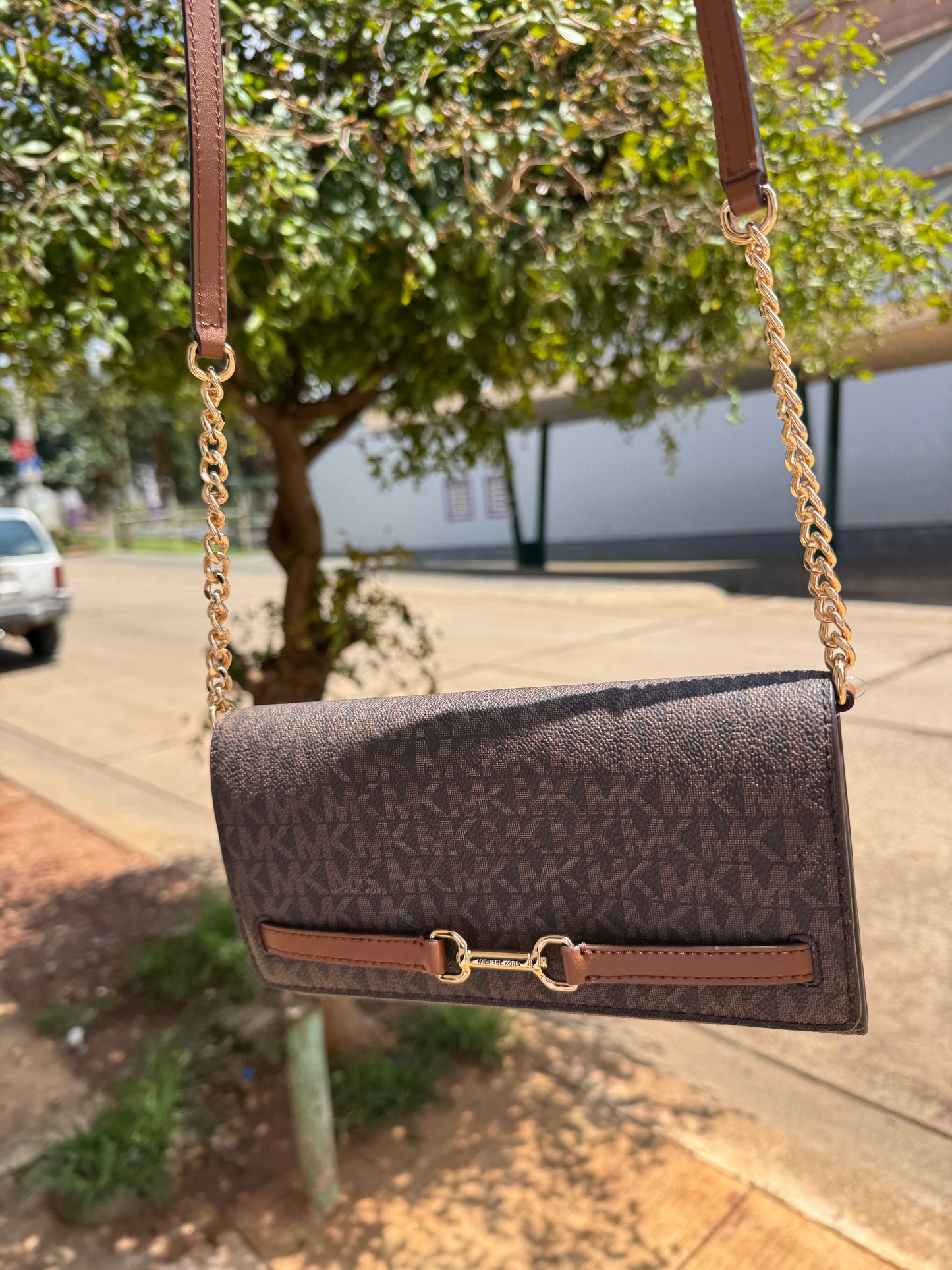 MICHAEL KORS OUTLET Carson Large Signature Logo Convertible Crossbody Bag CAFE