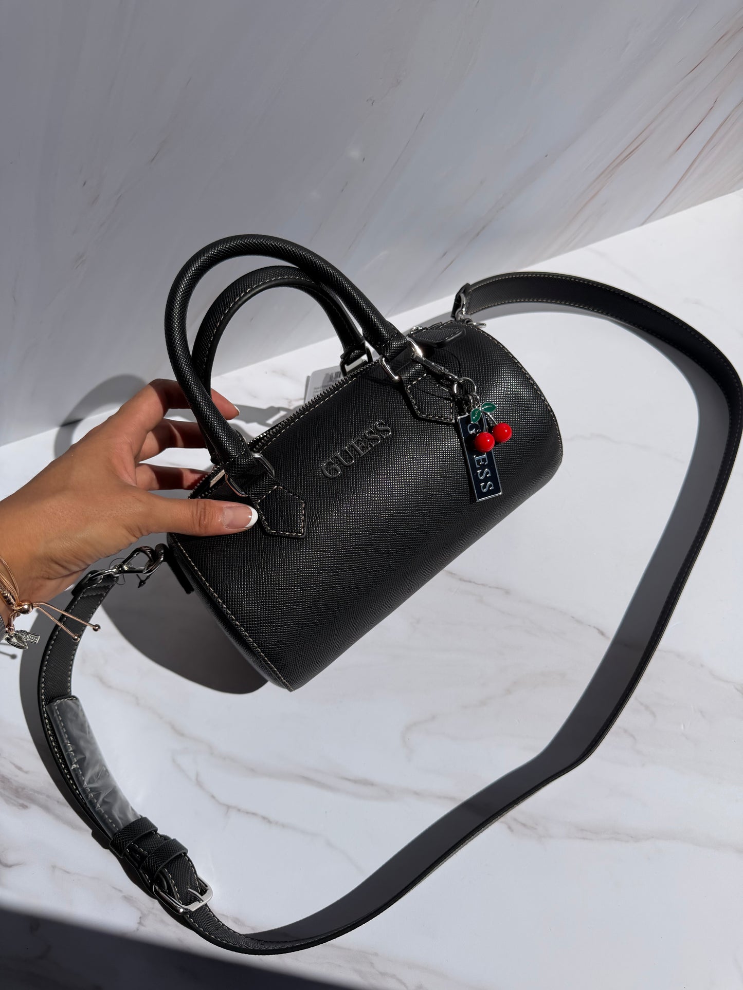 Crossbody GUESS con charm Cereza