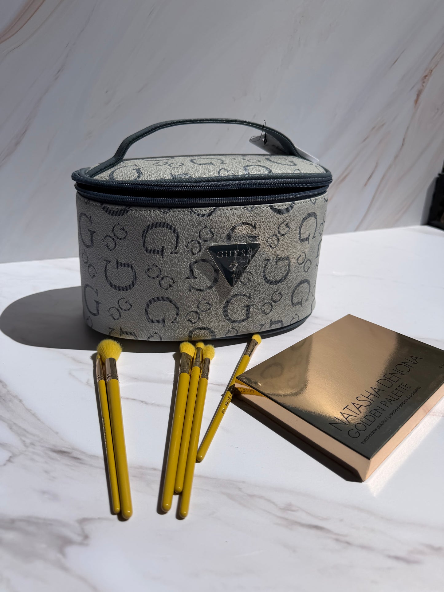 Cosmetiquera GUESS Azul con logo