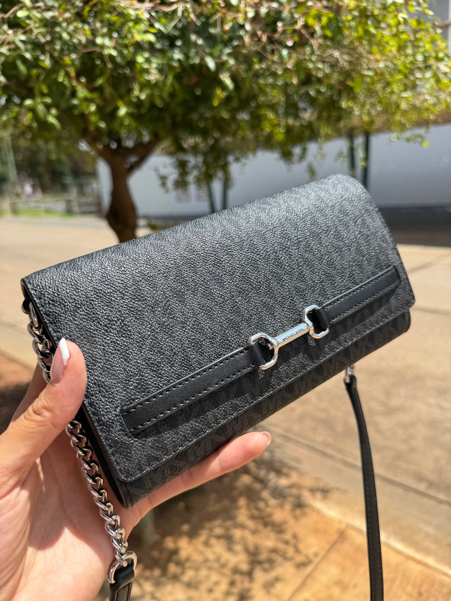 MICHAEL KORS OUTLET Carson Large Signature Logo Convertible Crossbody Bag NEGRA