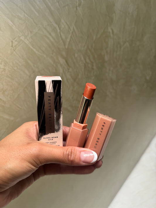 FENTY BEAUTY by Rihanna
Gloss Bomb Stix High-Shimmer Gloss Stick TONO- FENTY GLOW 01