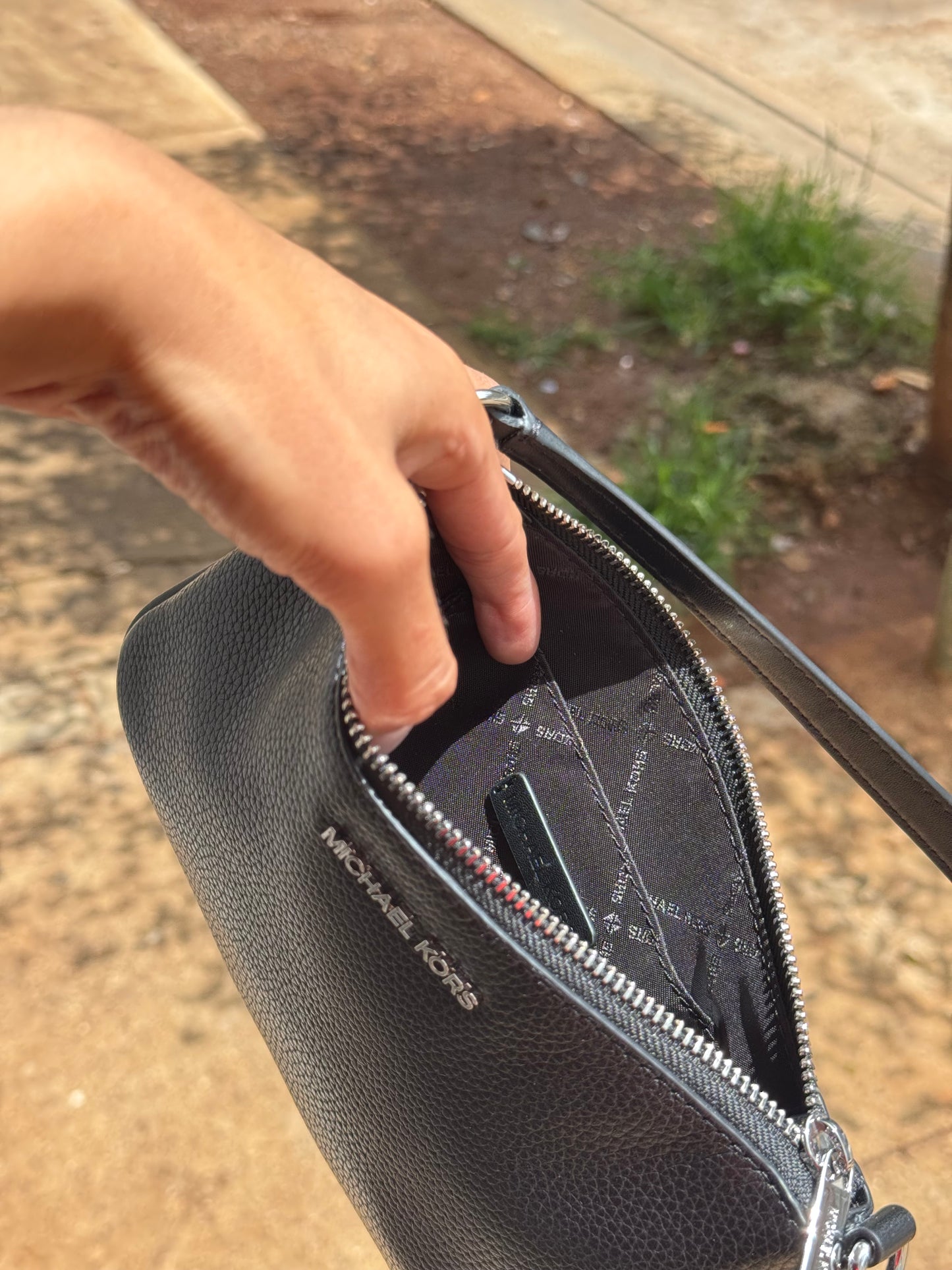 Convertible Wristlet Negra Michael Kors