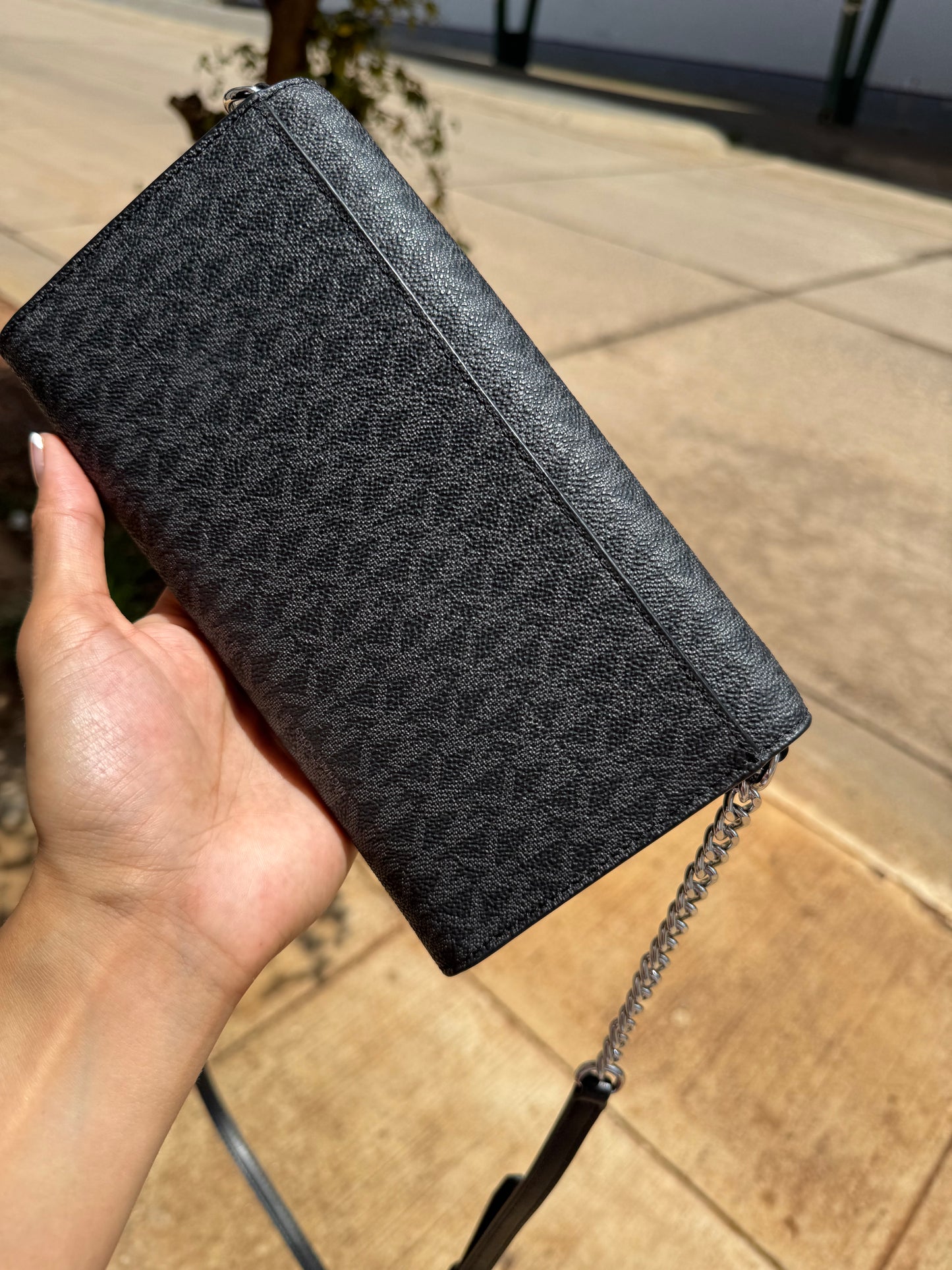 MICHAEL KORS OUTLET Carson Large Signature Logo Convertible Crossbody Bag NEGRA