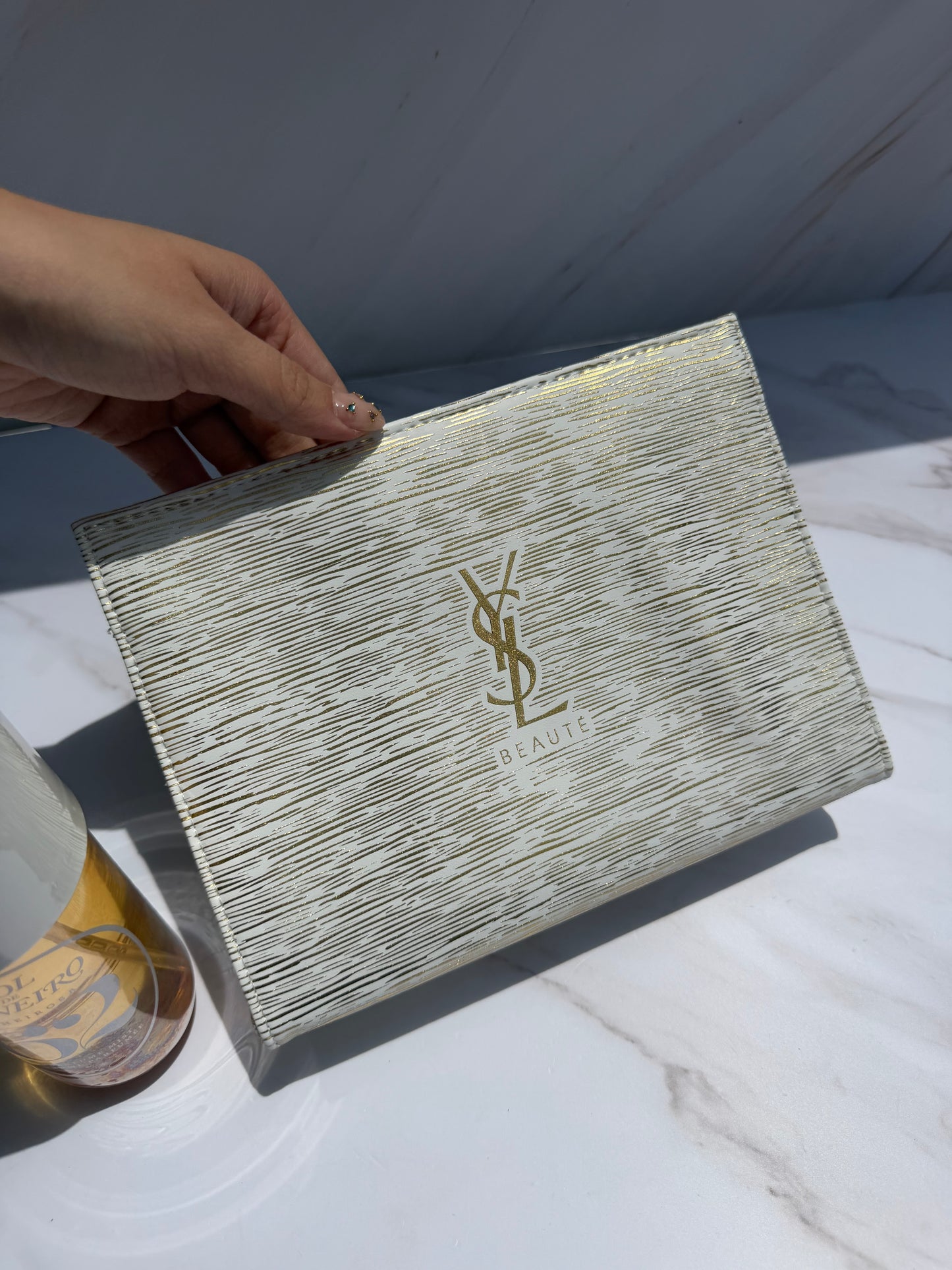Cosmetiquera YSL- dorada con blanco