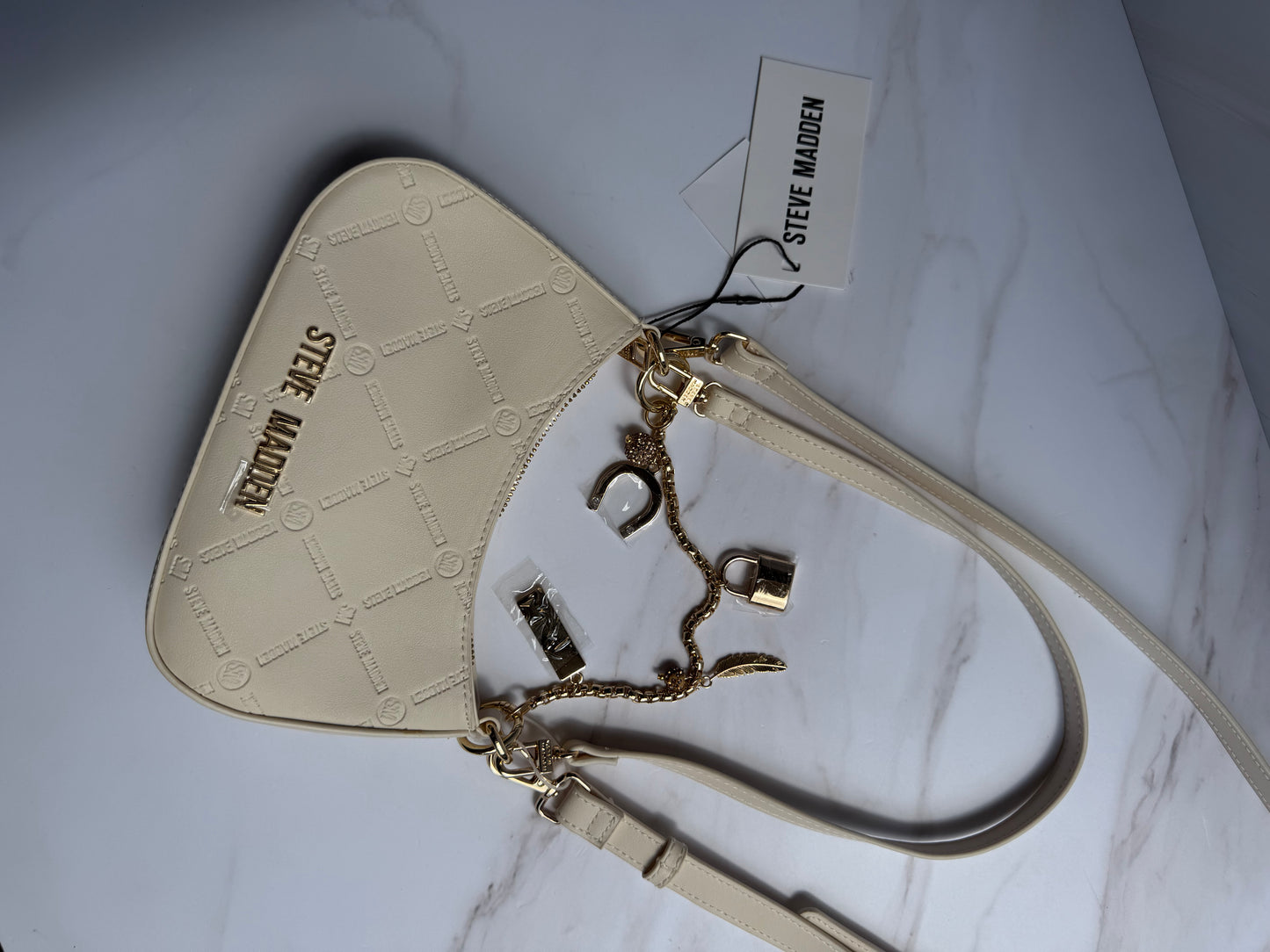 Crossbody STEVE MADDEN-Color Crema con charms