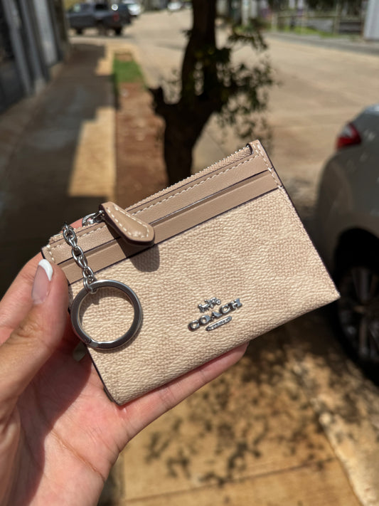 Tarjetero Coach Beige con Logo
