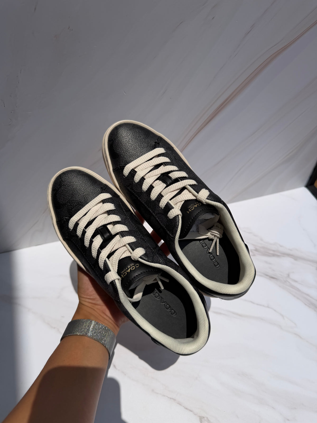 Tenis COACH talla 24mx negros con logo