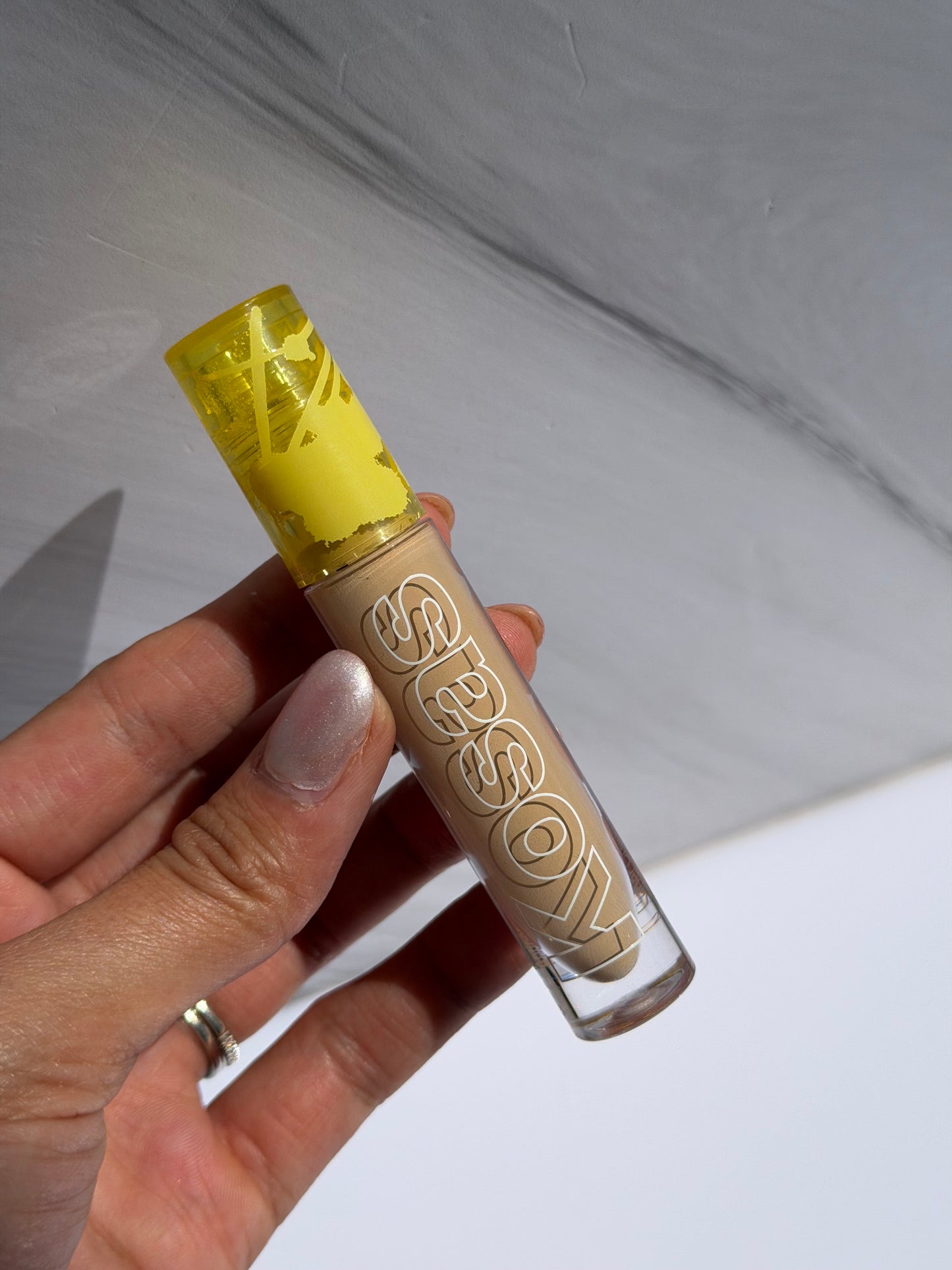 Kosas Revealer Super Creamy + Brightening Concealer with Caffeine and Hyaluronic Acid Tono- 04N
