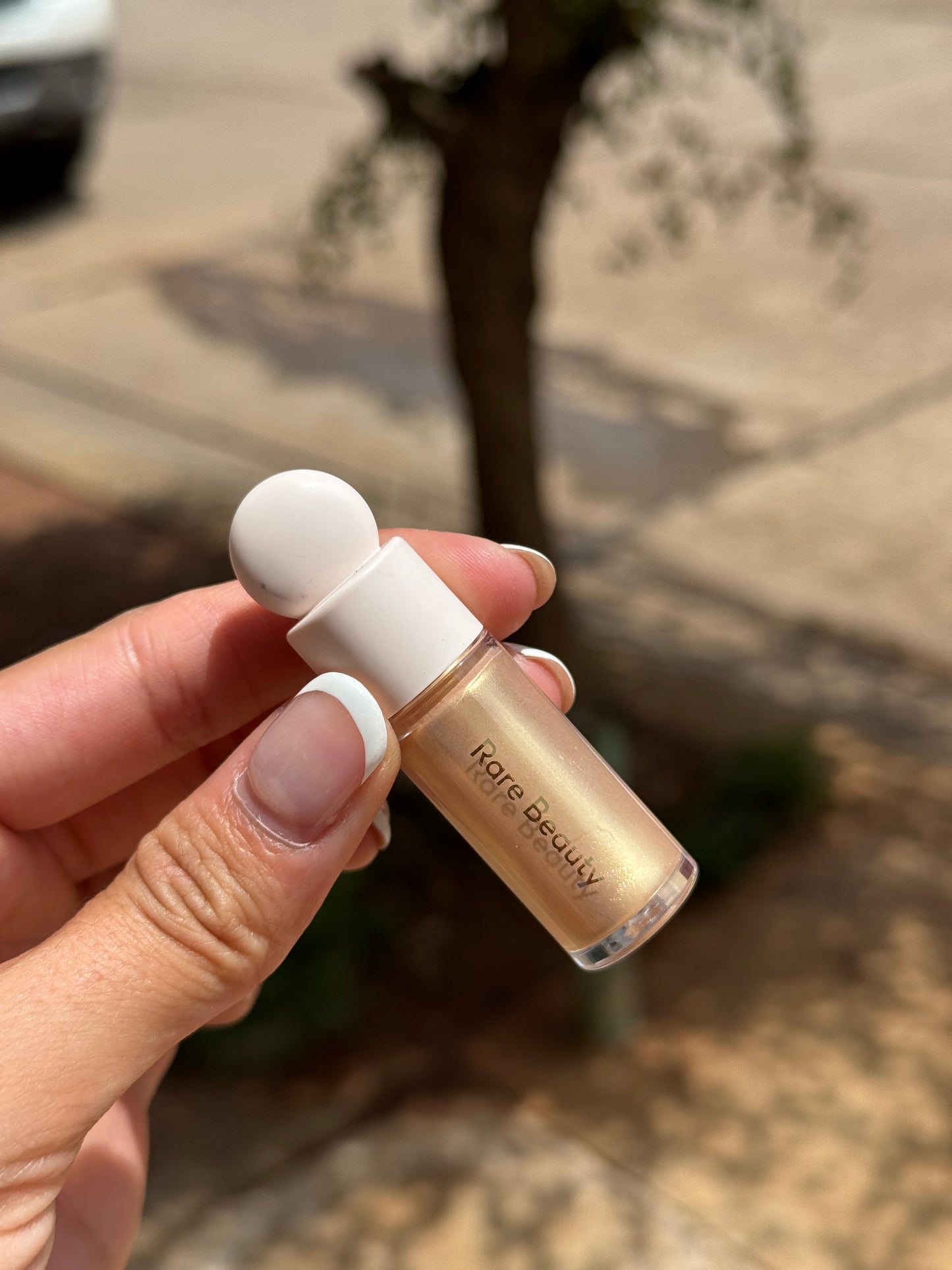 Mini Iluminador Rare Beauty Tono- OUTSHINE (Sin caja)