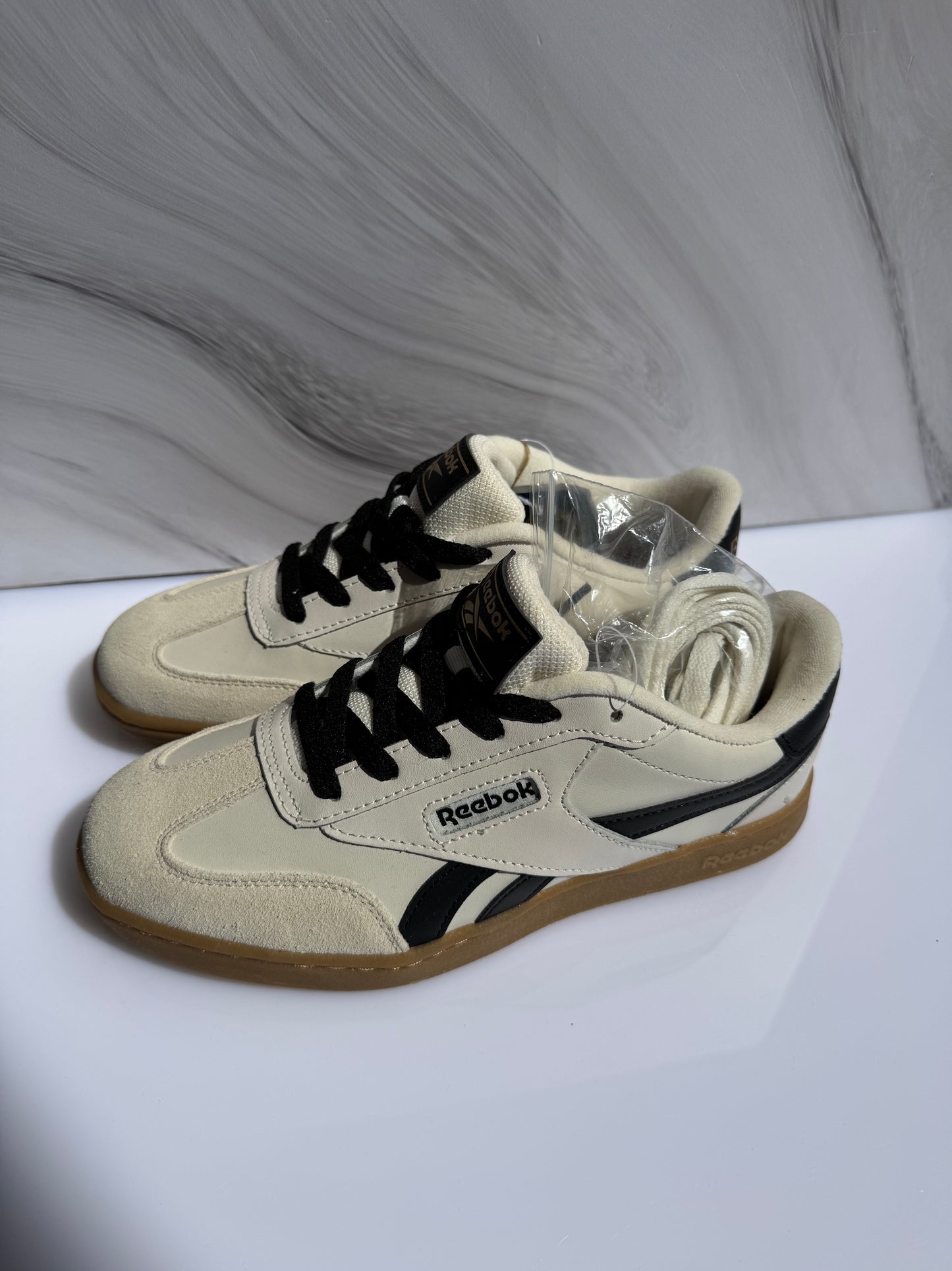 Tenis Reebok 24MX Beige con Negro
