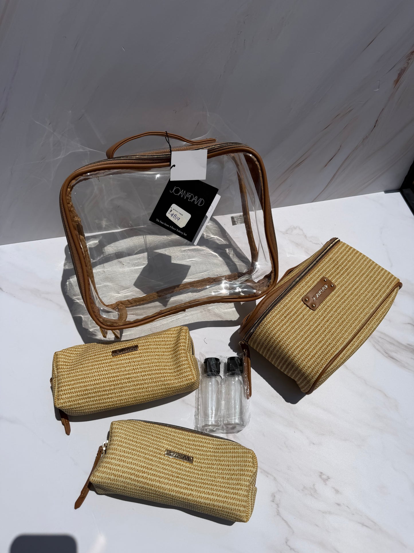 Cosmetiquera JOAN & DAVID- cafe con amarillo y accesorios