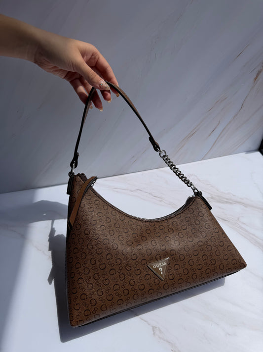 Hand Bag GUESS- café estampada chica