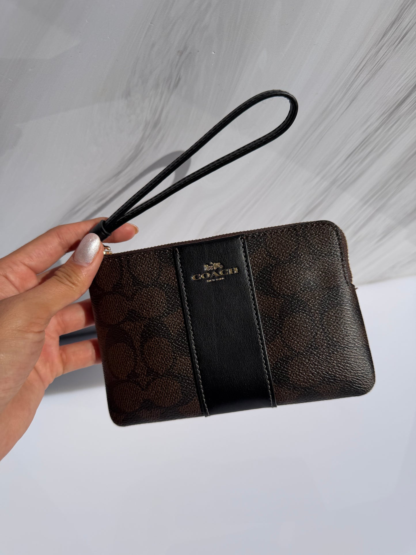 Muñequera Coach Sencilla- Chocolate Franja Negra