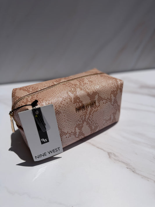 Cosmetiquera Nine West- estampado de serpiente color rosa