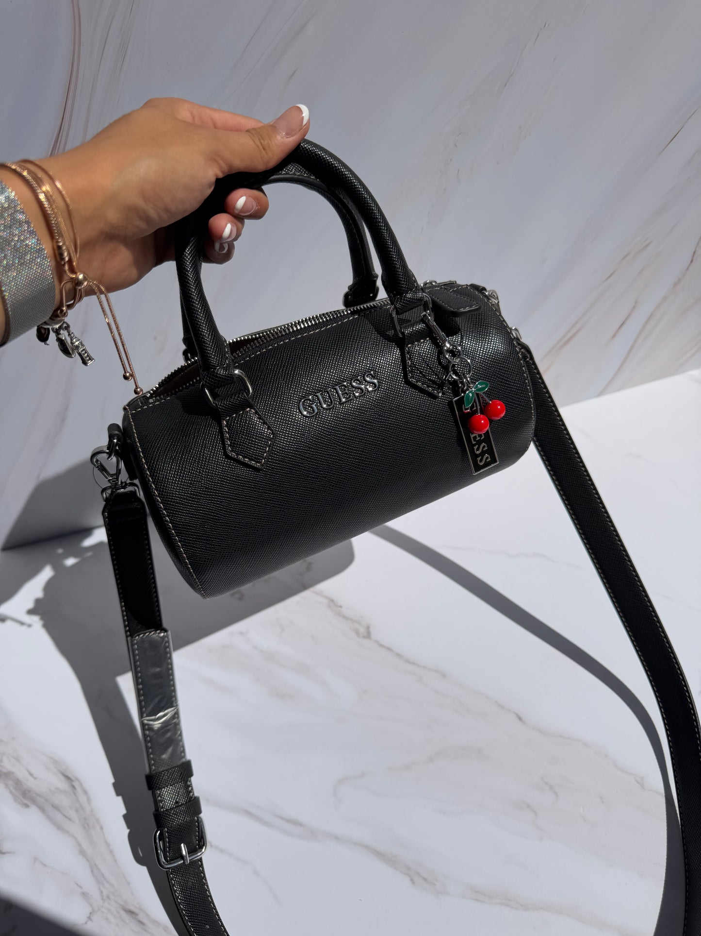 Crossbody GUESS con charm Cereza