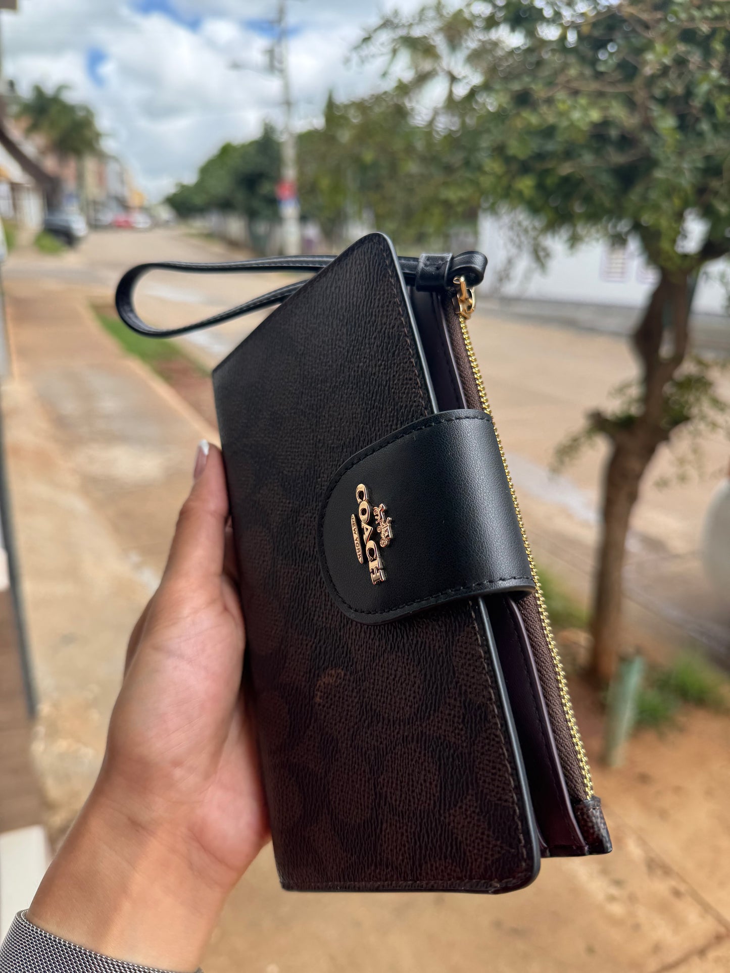 Phone Wallet COACH In Signature Canvas Gold/Walnut/Black