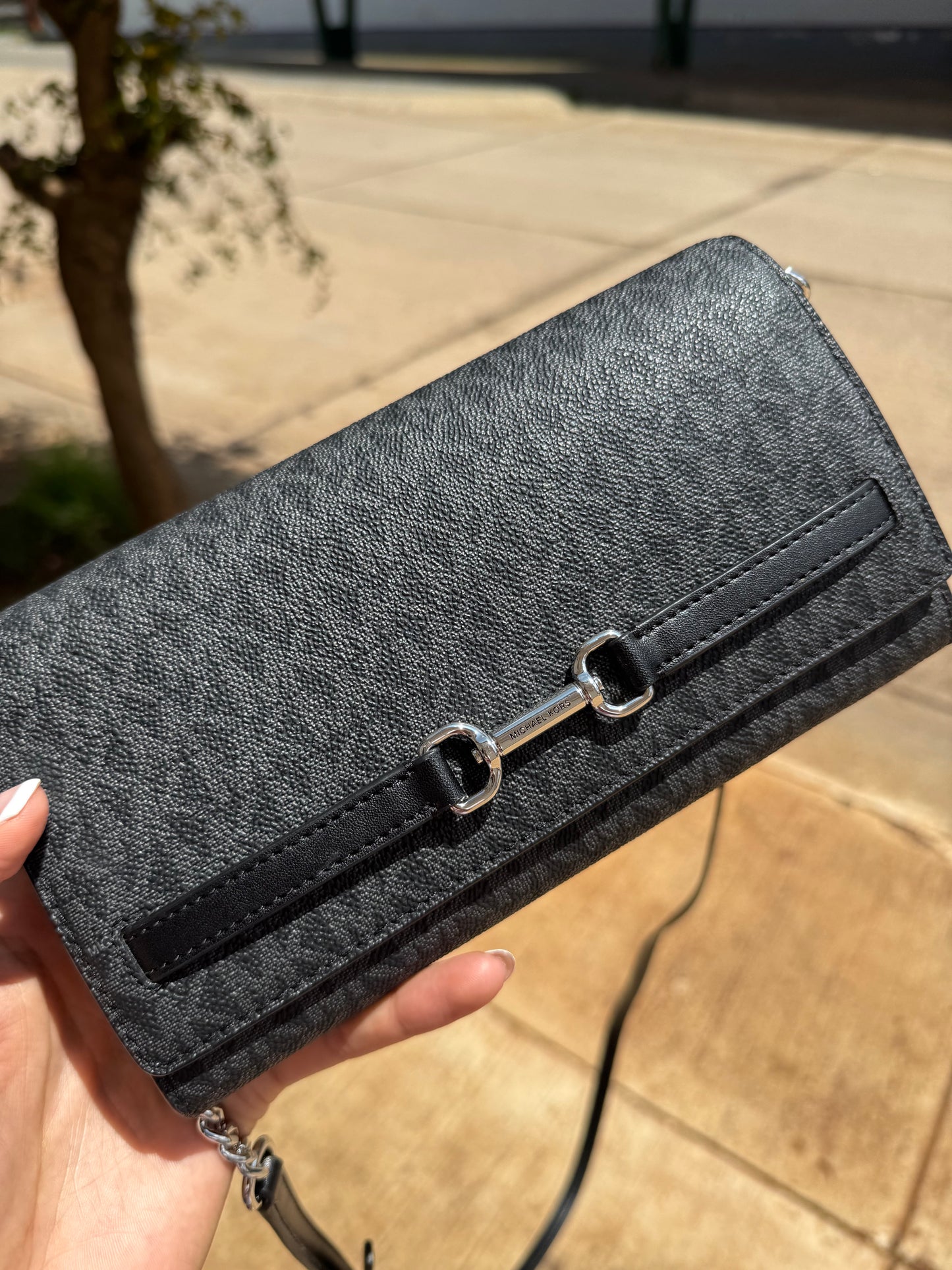 MICHAEL KORS OUTLET Carson Large Signature Logo Convertible Crossbody Bag NEGRA