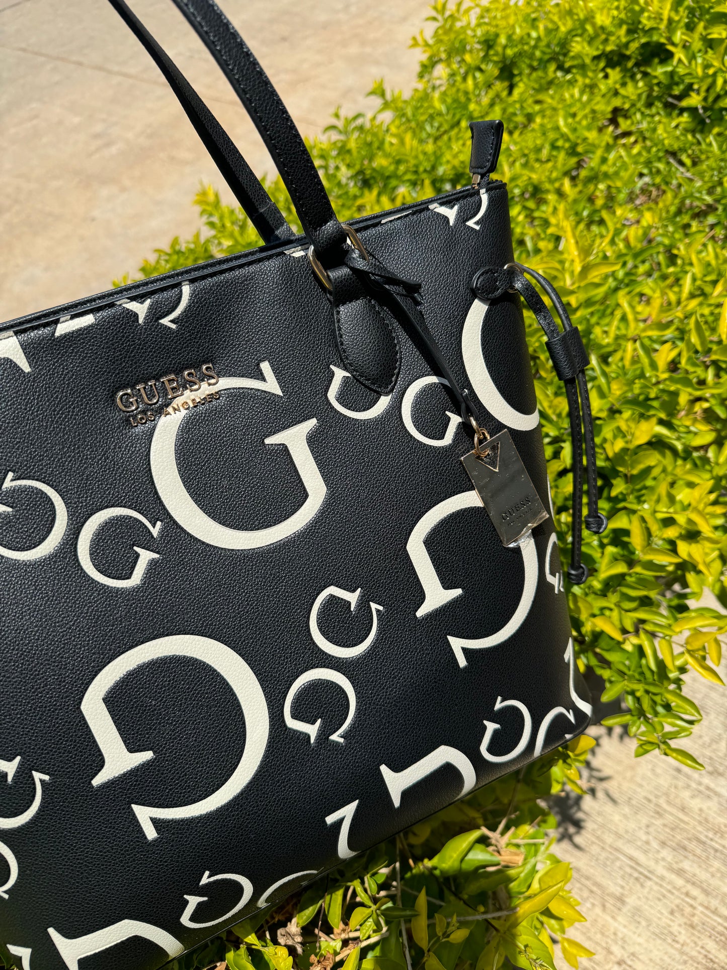 Shoulder Bag Guess Negra con logo Blanco