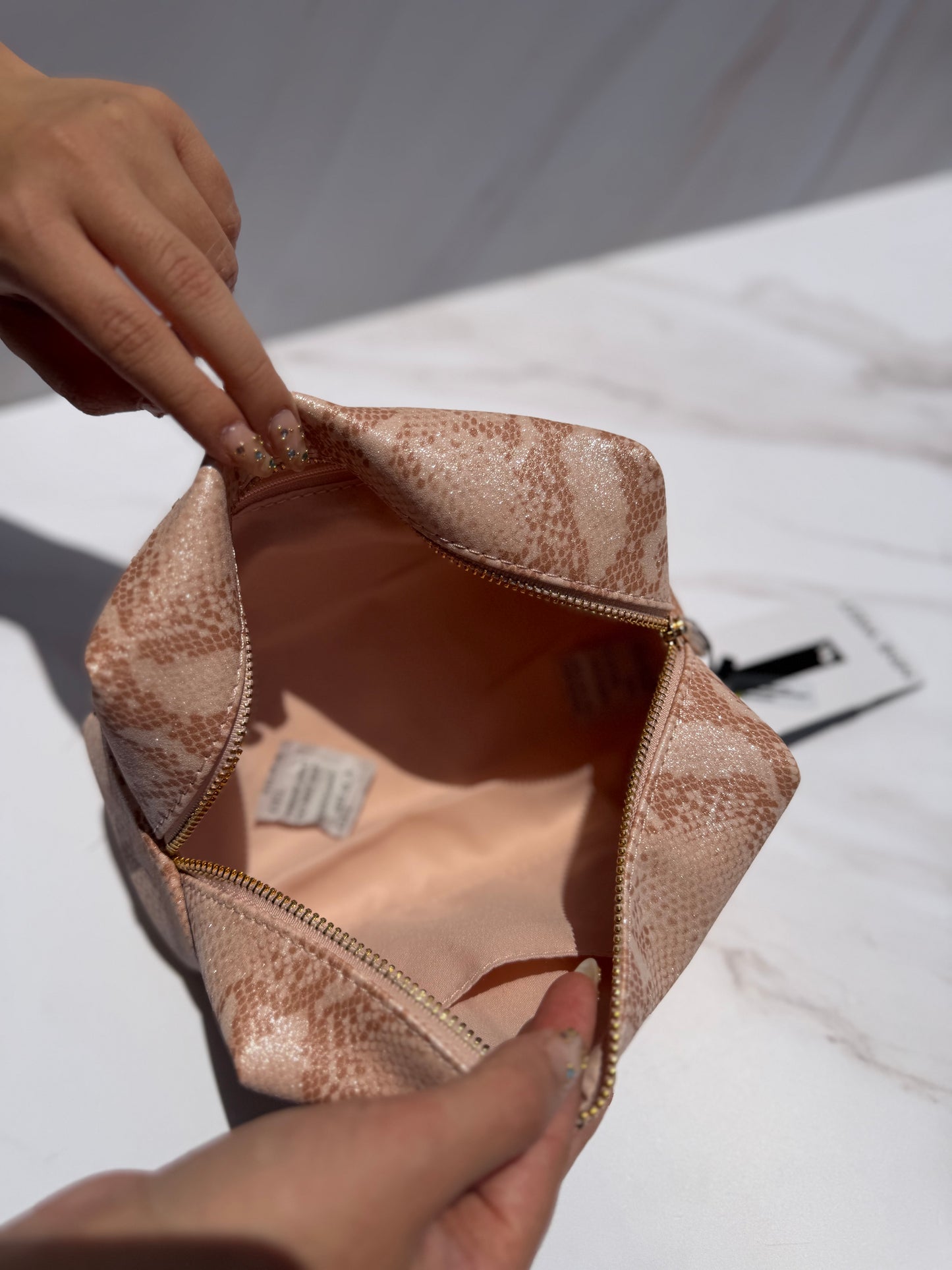 Cosmetiquera Nine West- estampado de serpiente color rosa