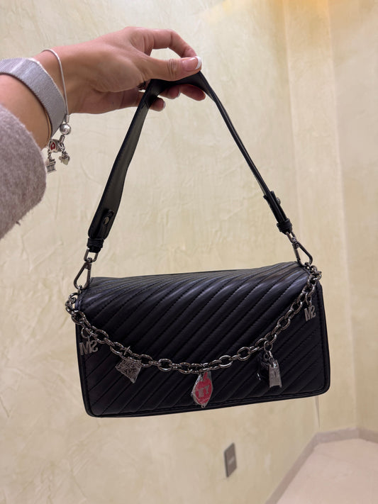 Shoulder Bag Steve Madden Negra con charms
