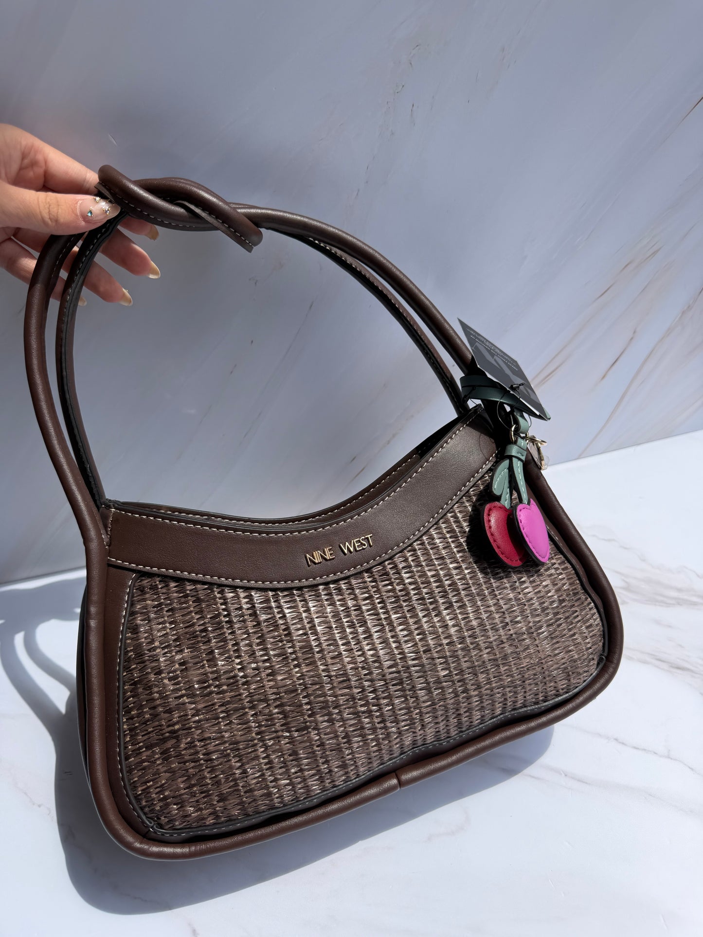 Hand Bag NINE WEST- café con accesorios (chica)