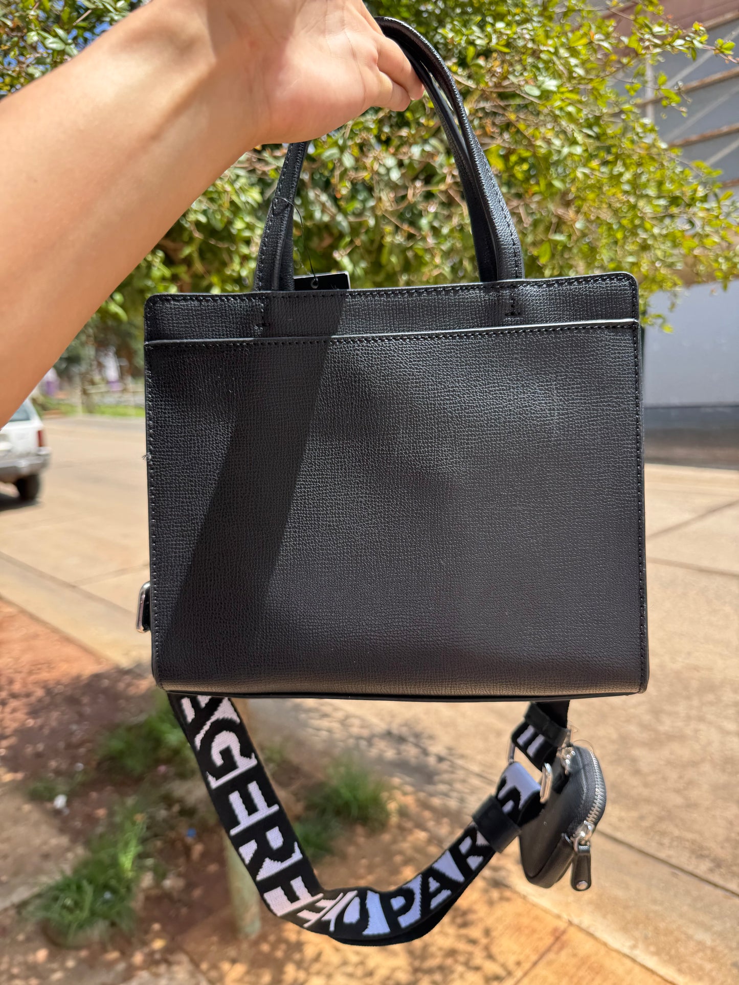 Crossbody Karl Lagerfeld con Strap grueso Negra