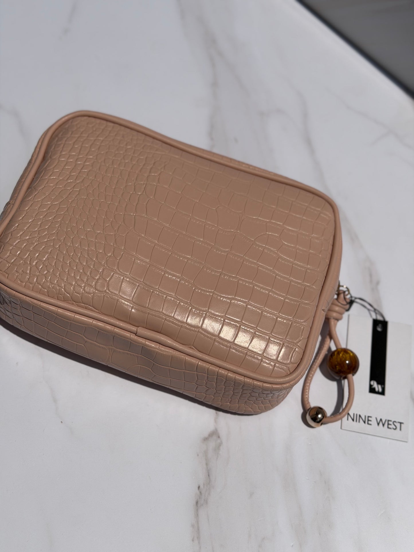 Cosmetiquera rosa Nine West con charm