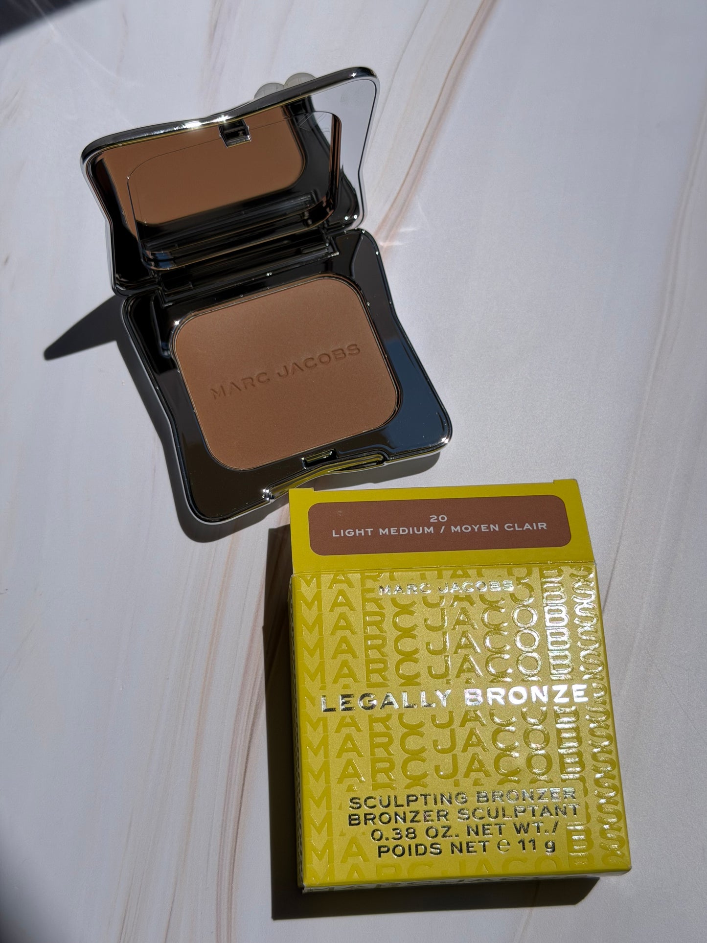 Marc Jacobs Beauty- Legally Bronze Talc-Free Blurring Powder Bronzer- TONO- 20 LIGHT MÉDIUM