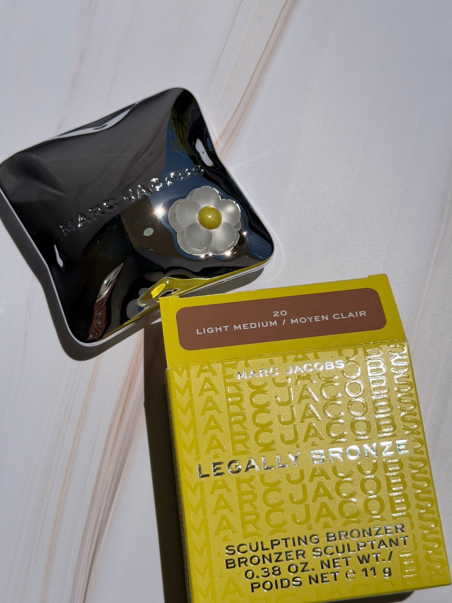 Marc Jacobs Beauty- Legally Bronze Talc-Free Blurring Powder Bronzer- TONO- 20 LIGHT MÉDIUM